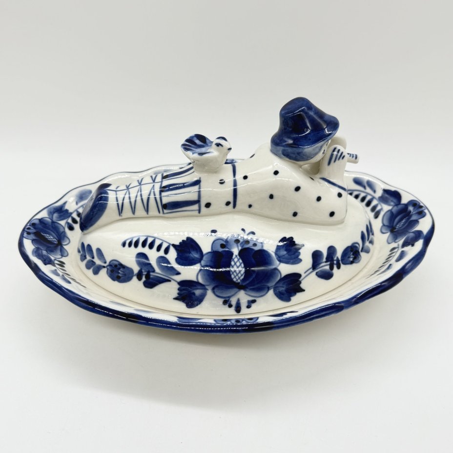 Масленка "Пастушок с дудочкой", Гжель, фарфор, роспись, Россия, 1990-2020 гг.