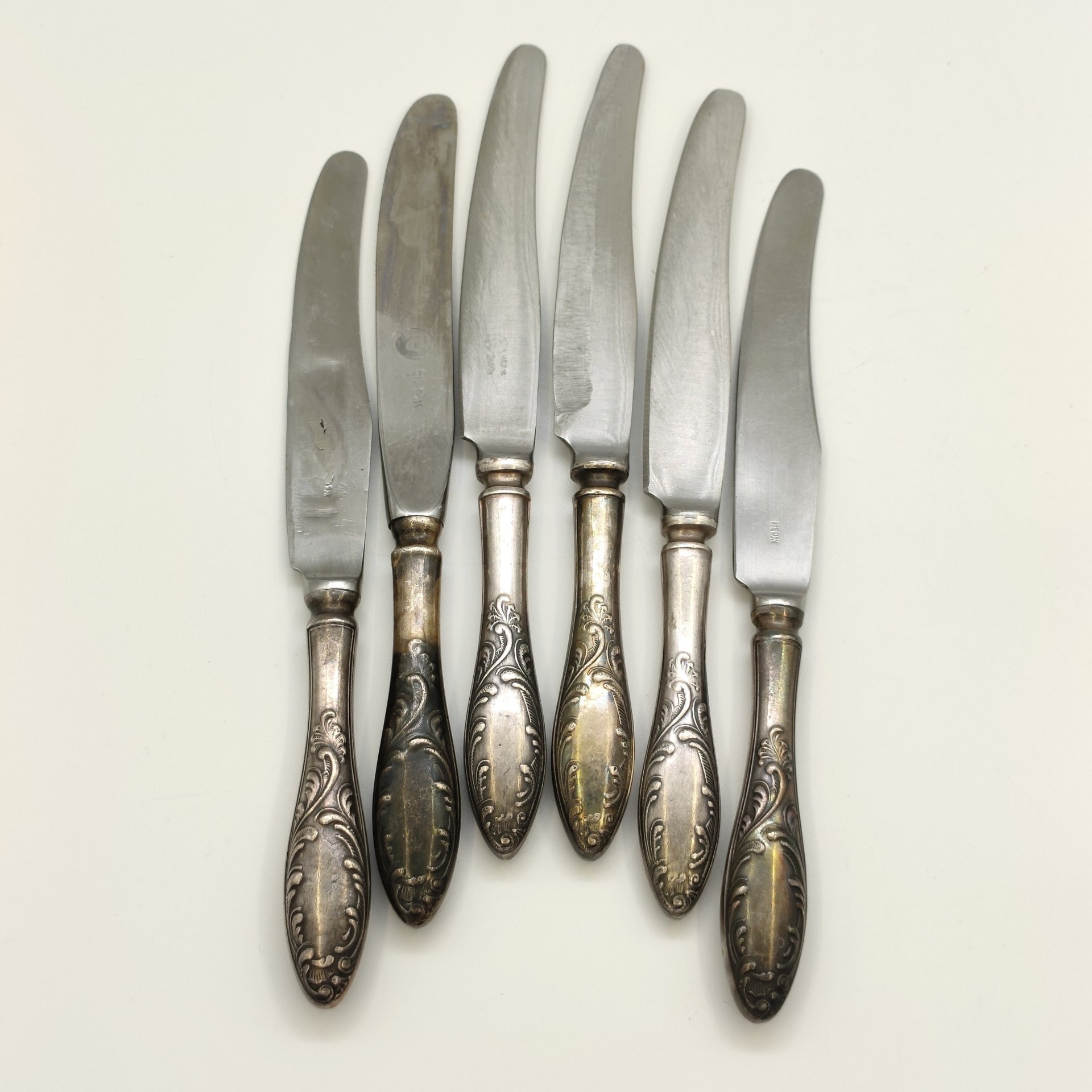 Набор из 6-ти десертных ножей с растительным декором (в подборе), мНЦ (медь-никель-цинк), нержавеющая сталь, Кольчугинский завод цветных металлов, СССР, 1960-1990 гг.