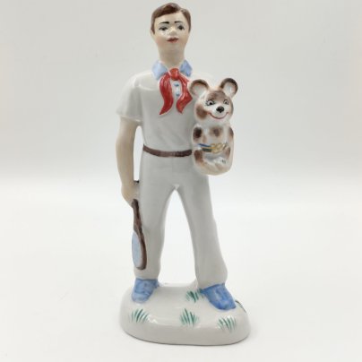 Статуэтка "Пионер с ракеткой и олимпийским мишкой", фарфор, роспись, Коростенский фарфоровый завод (КФЗ), Украина, 1980-2000 гг.