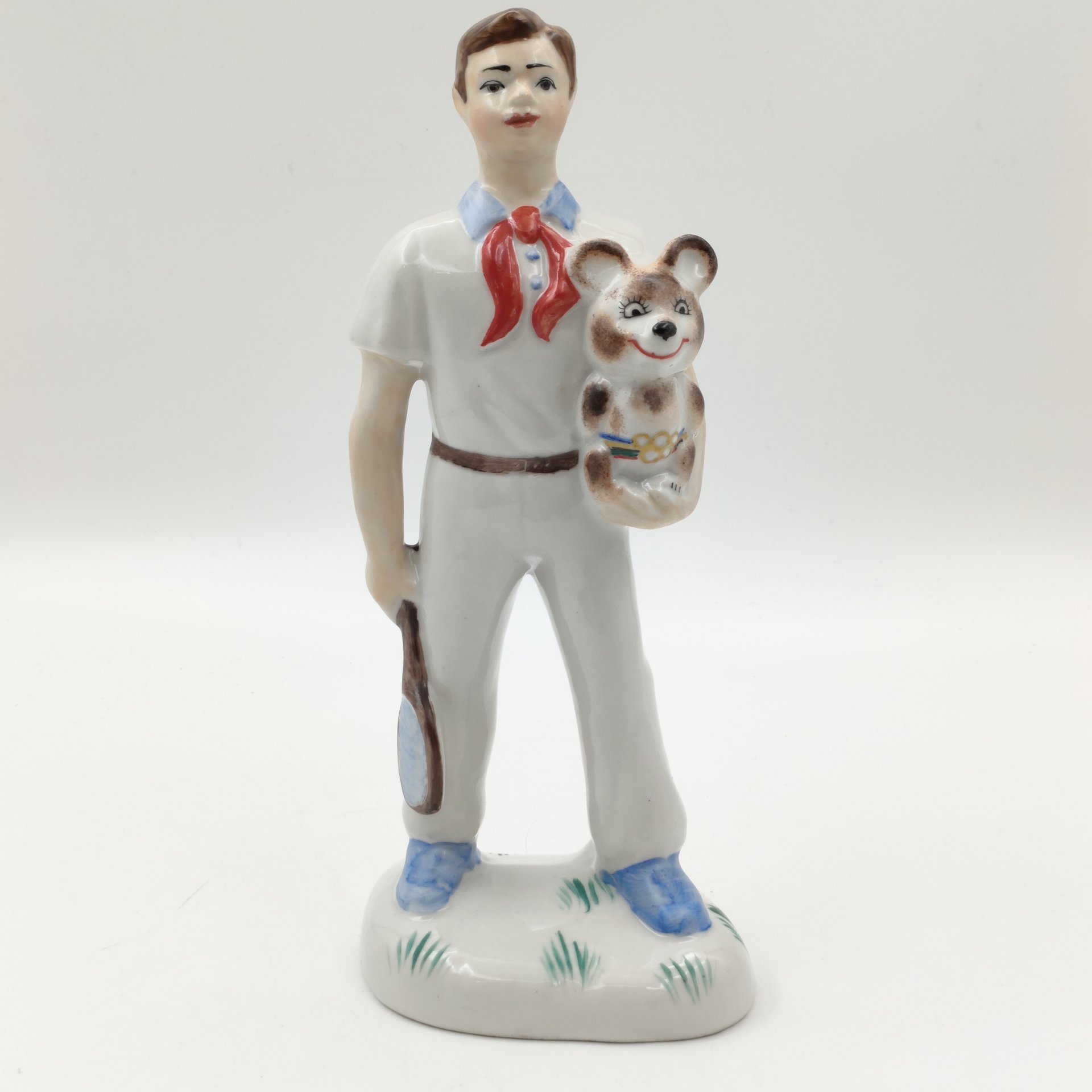 Статуэтка "Пионер с ракеткой и олимпийским мишкой", фарфор, роспись, Коростенский фарфоровый завод (КФЗ), Украина, 1980-2000 гг.