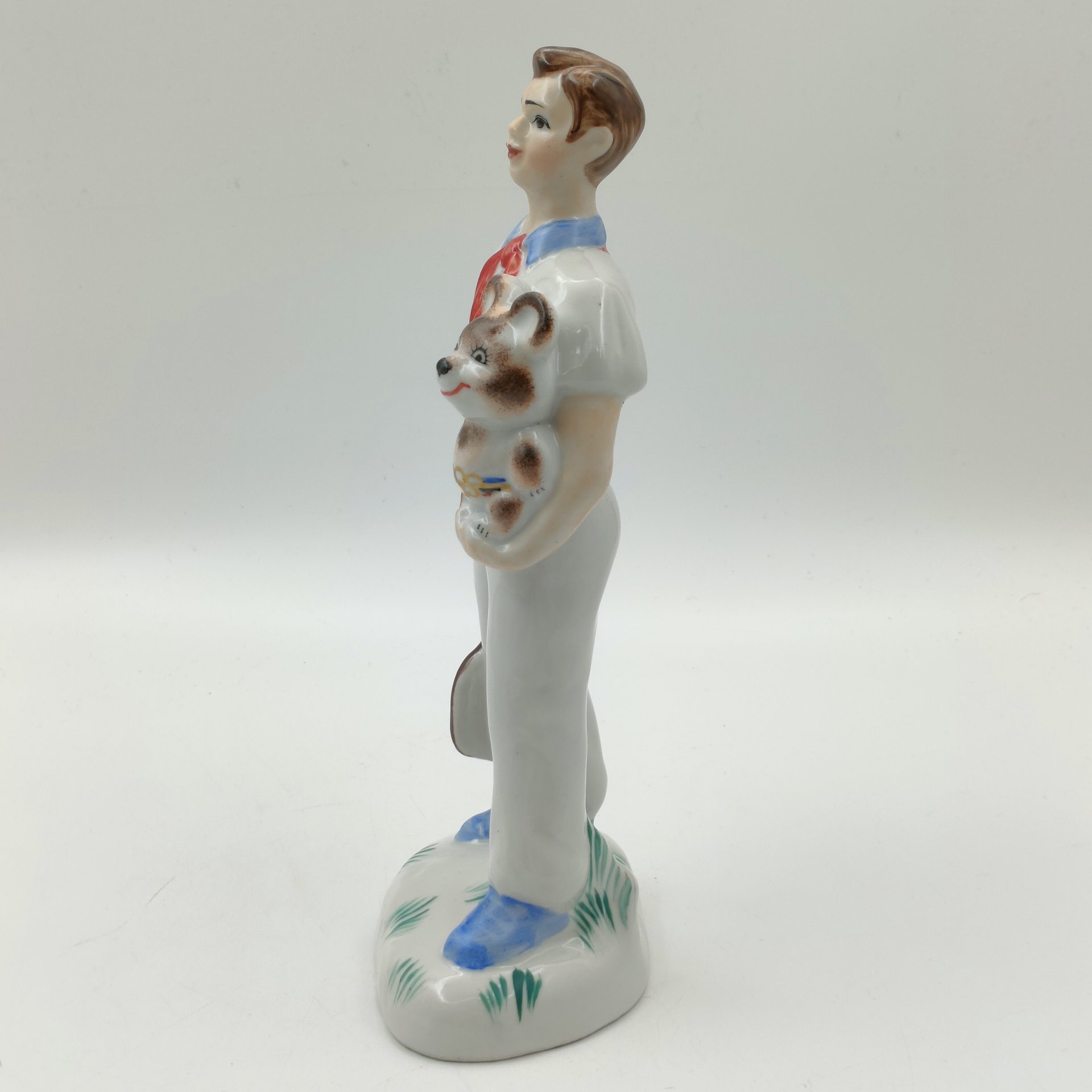 Статуэтка "Пионер с ракеткой и олимпийским мишкой", фарфор, роспись, Коростенский фарфоровый завод (КФЗ), Украина, 1980-2000 гг.