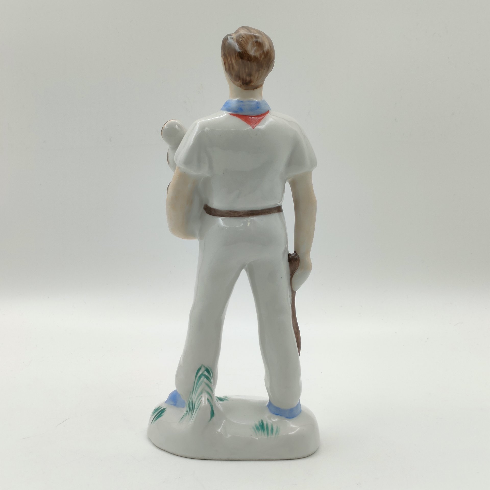 Статуэтка "Пионер с ракеткой и олимпийским мишкой", фарфор, роспись, Коростенский фарфоровый завод (КФЗ), Украина, 1980-2000 гг.