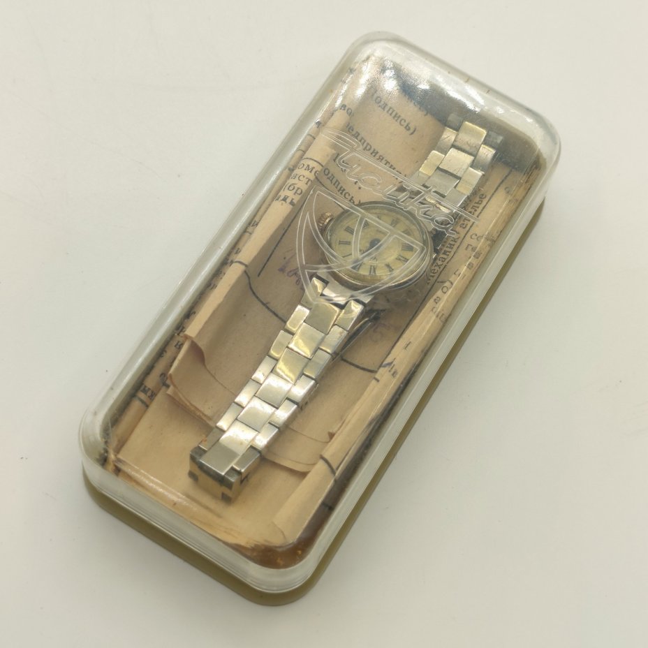 Часы наручные механические "Чайка" (17 камней), в футляре с инструкцией, металл, стекло, золочение, пластмасса, бумага, печать, Угличский часовой завод «Чайка», СССР, 1985 г.