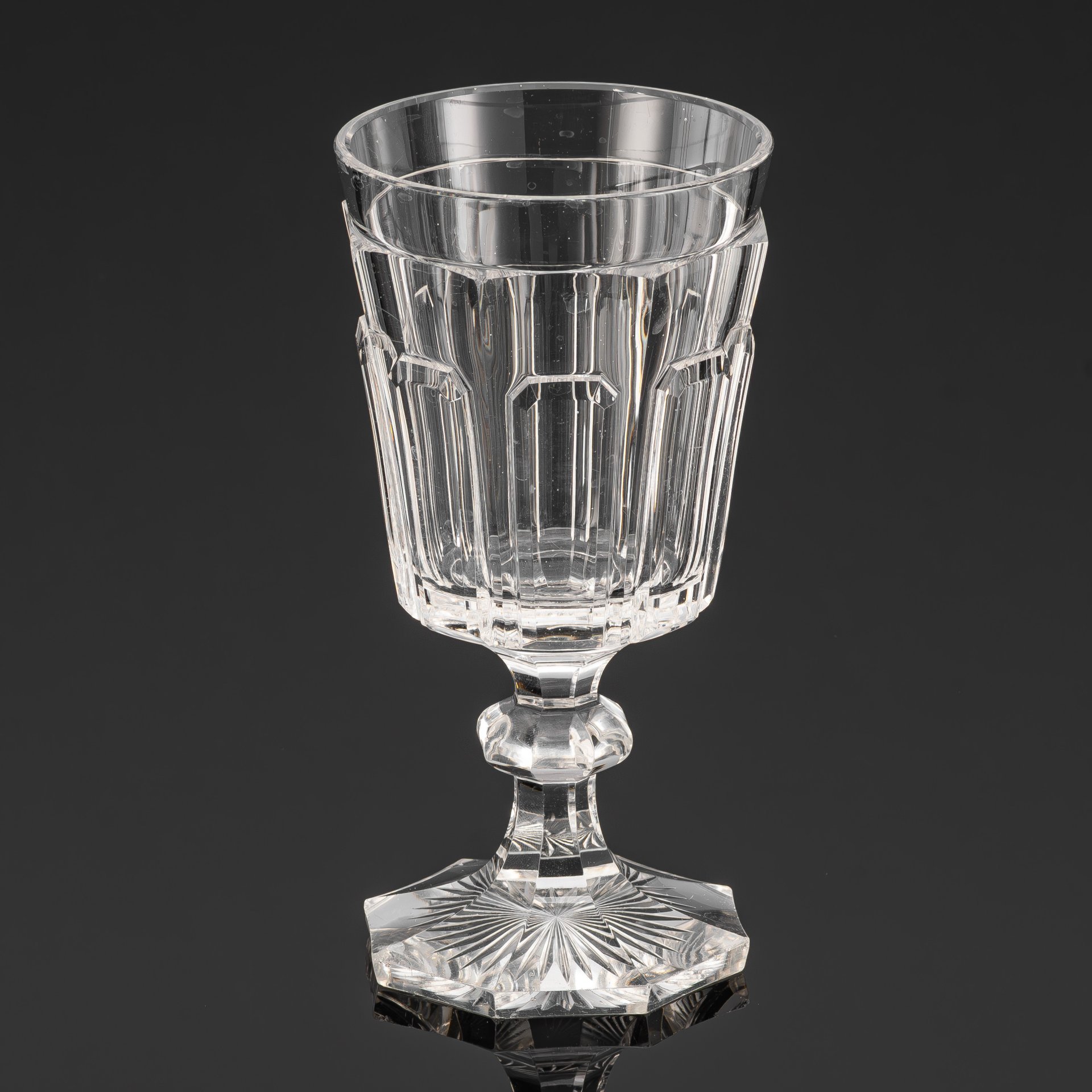 Бокал на восьмиугольной ножке, с декором в виде выступов на гранях, Императорский стеклянный завод (предположительно), хрусталь, выдувание, гранение, полировка, Российская империя, 1870-1900 гг.