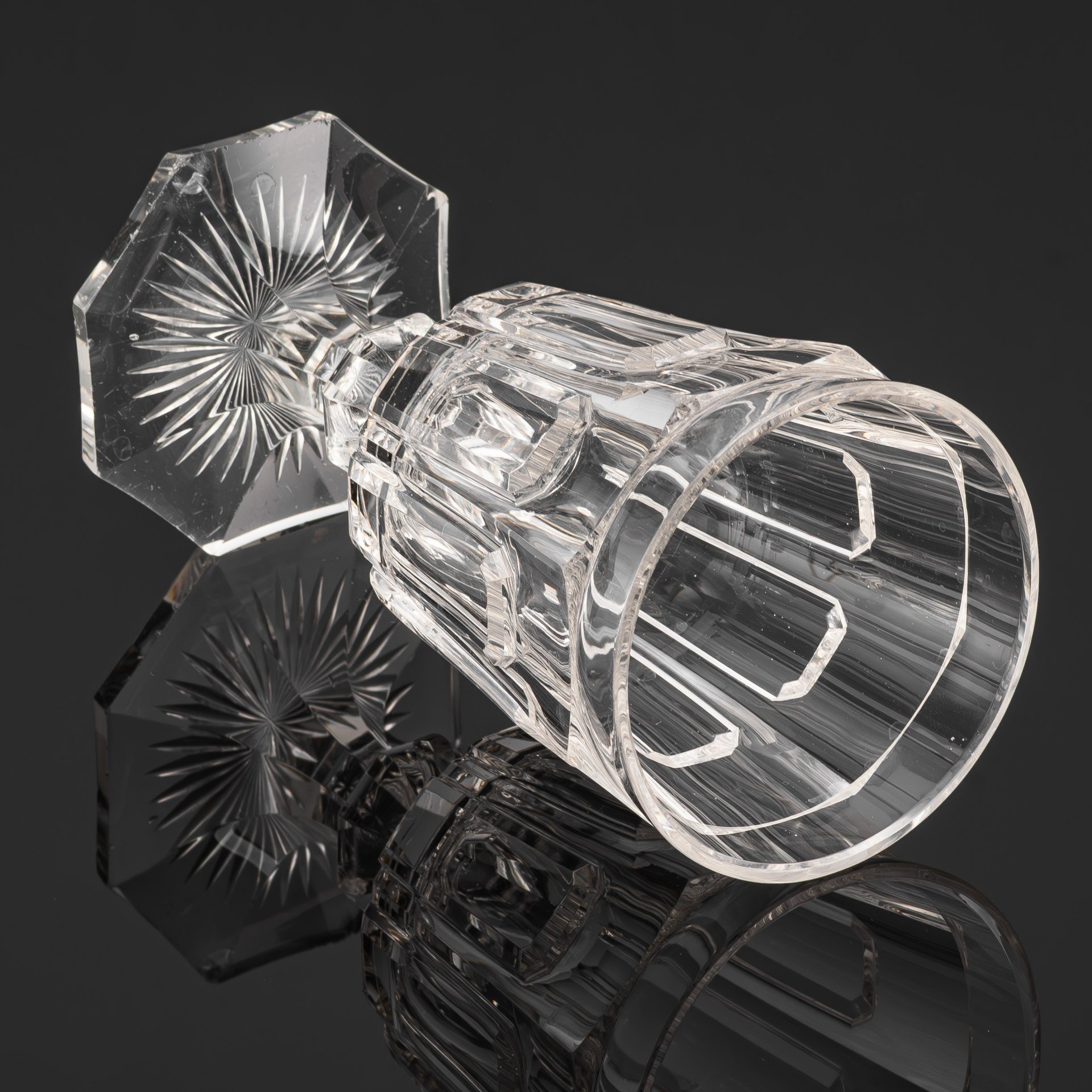 Бокал на восьмиугольной ножке, с декором в виде выступов на гранях, Императорский стеклянный завод (предположительно), хрусталь, выдувание, гранение, полировка, Российская империя, 1870-1900 гг.