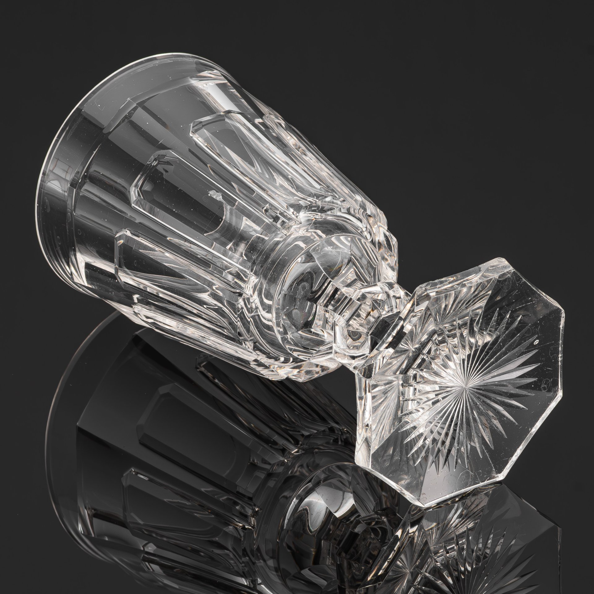 Бокал на восьмиугольной ножке, с декором в виде выступов на гранях, Императорский стеклянный завод (предположительно), хрусталь, выдувание, гранение, полировка, Российская империя, 1870-1900 гг.