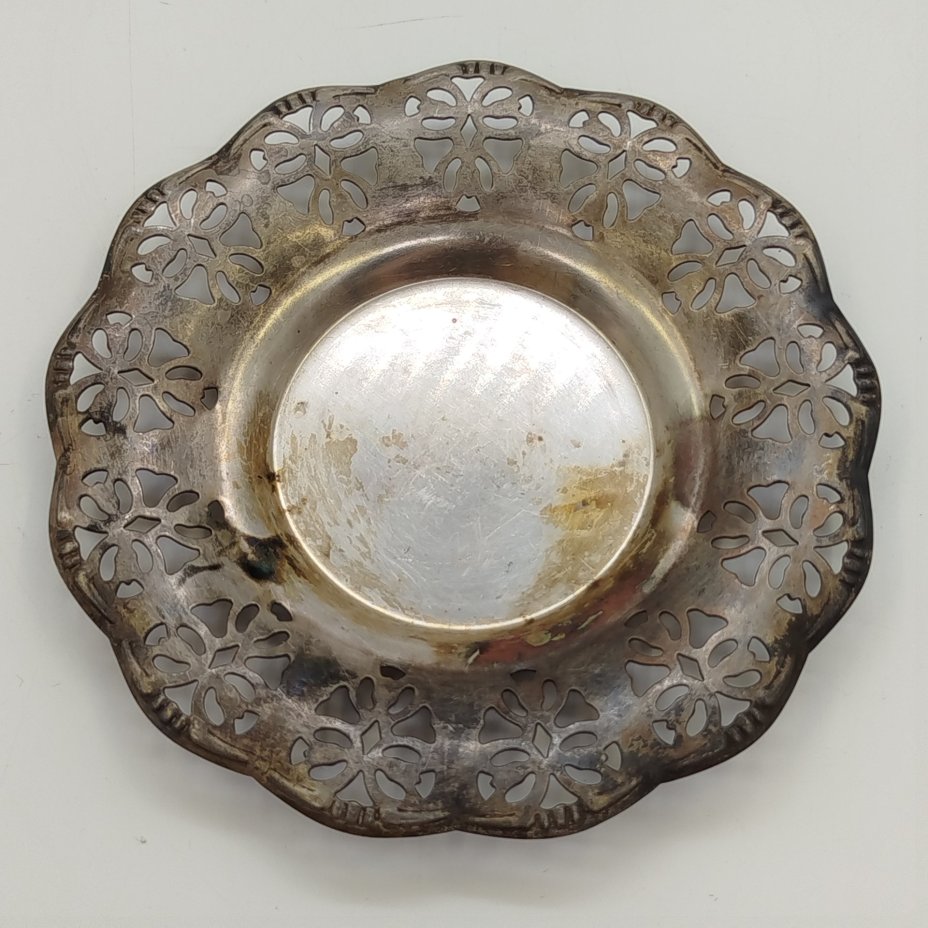 Блюдце с ажурным волнистым краем