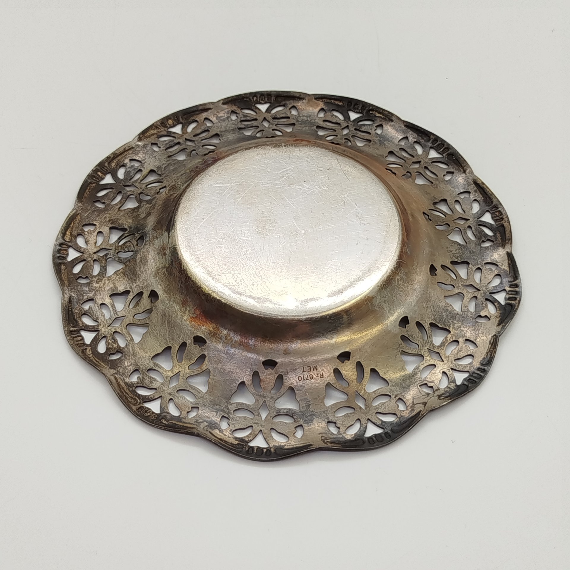 Блюдце с ажурным волнистым краем