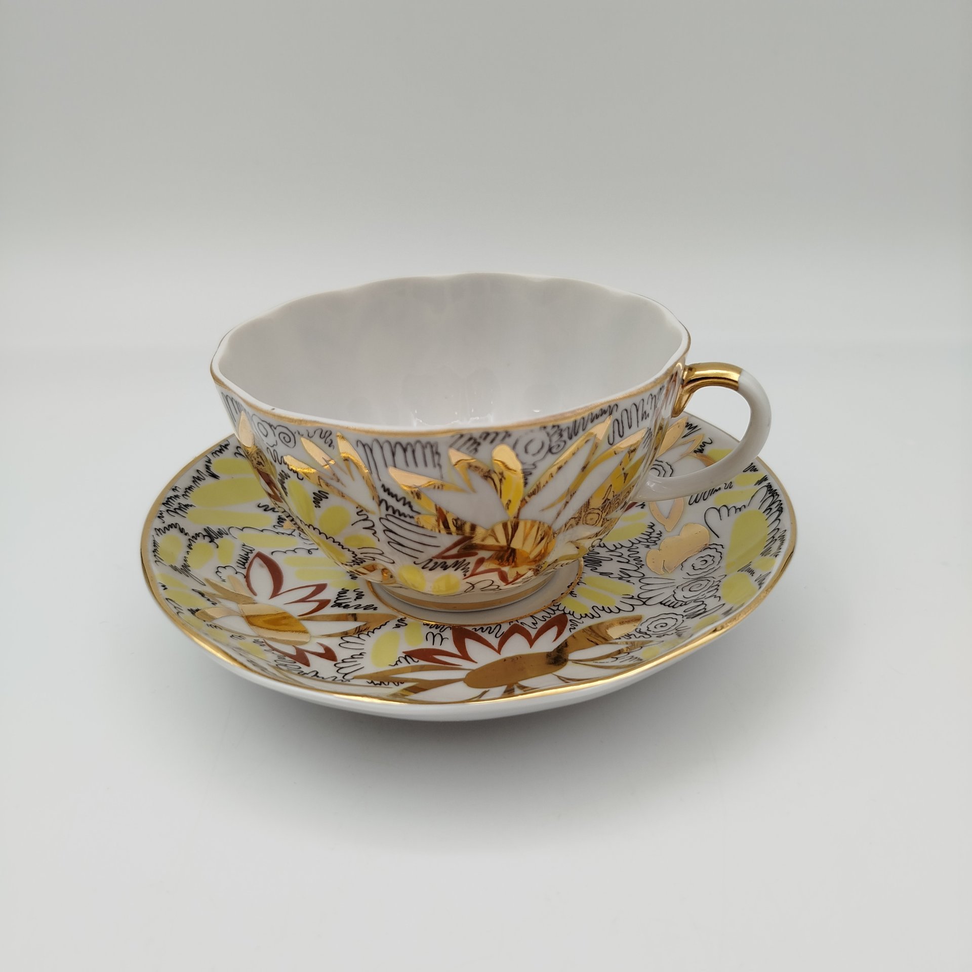 Пара чайная "Золотые ромашки", автор росписи Л.И. Григорьева, форма "Тюльпан", фарфор, деколь, золочение, Ленинградский фарфоровый завод (ЛФЗ), СССР, 1970-1986 гг.