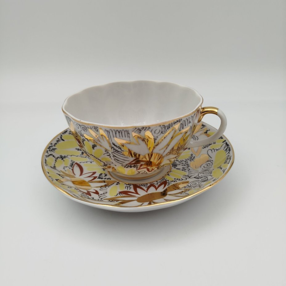 Пара чайная "Золотые ромашки", автор росписи Л.И. Григорьева, форма "Тюльпан", фарфор, деколь, золочение, Ленинградский фарфоровый завод (ЛФЗ), СССР, 1970-1986 гг.