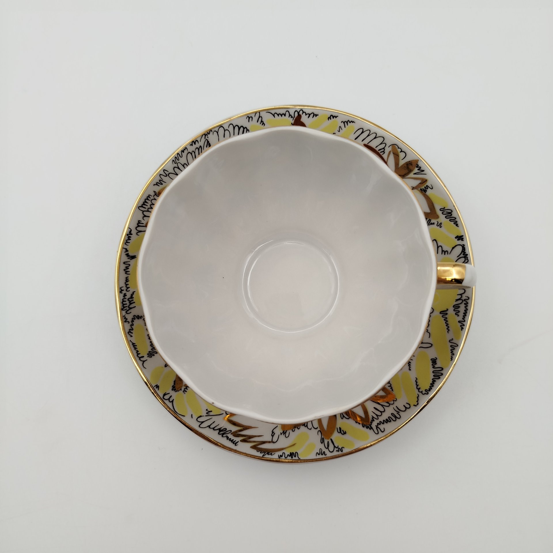 Пара чайная "Золотые ромашки", автор росписи Л.И. Григорьева, форма "Тюльпан", фарфор, деколь, золочение, Ленинградский фарфоровый завод (ЛФЗ), СССР, 1970-1986 гг.