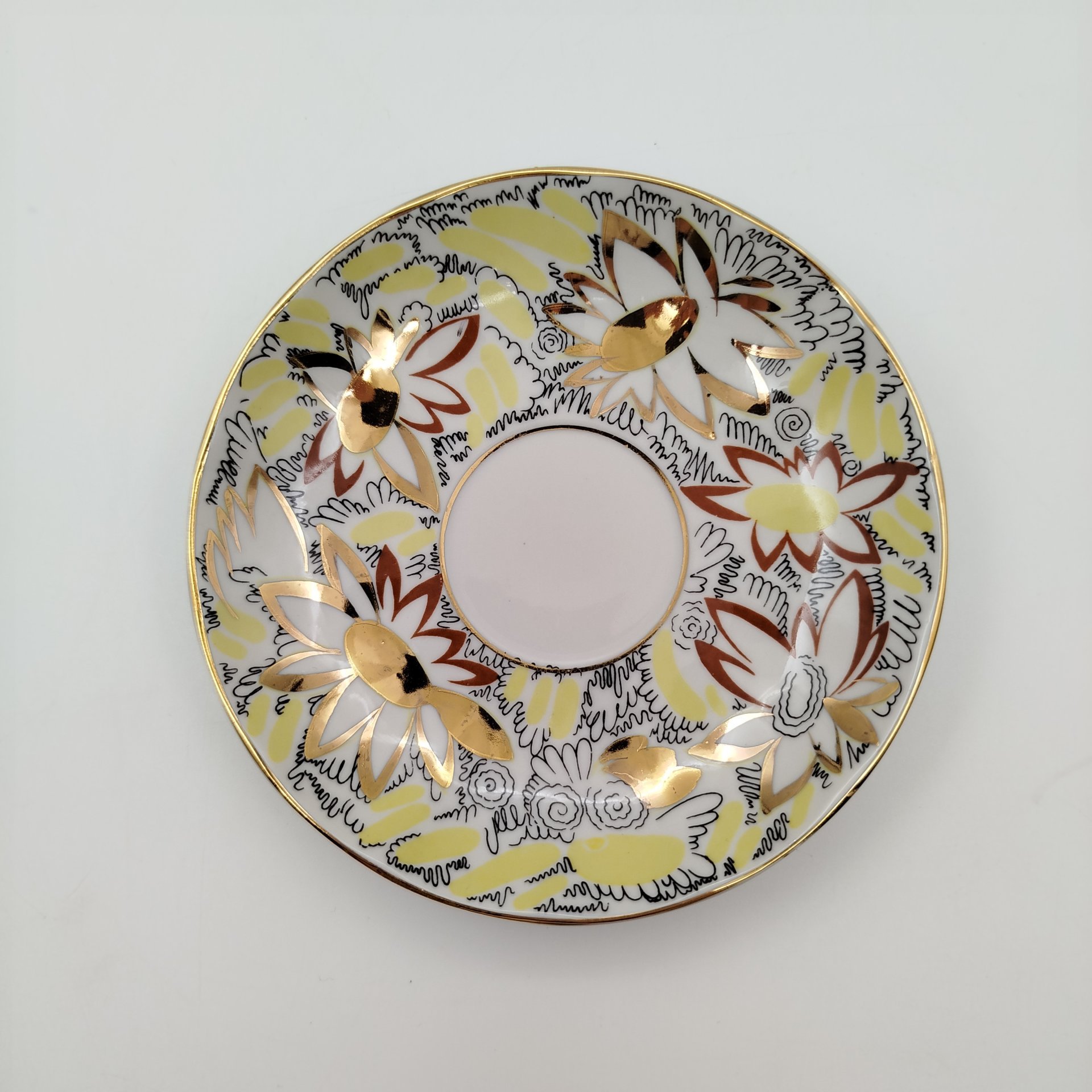 Пара чайная "Золотые ромашки", автор росписи Л.И. Григорьева, форма "Тюльпан", фарфор, деколь, золочение, Ленинградский фарфоровый завод (ЛФЗ), СССР, 1970-1986 гг.