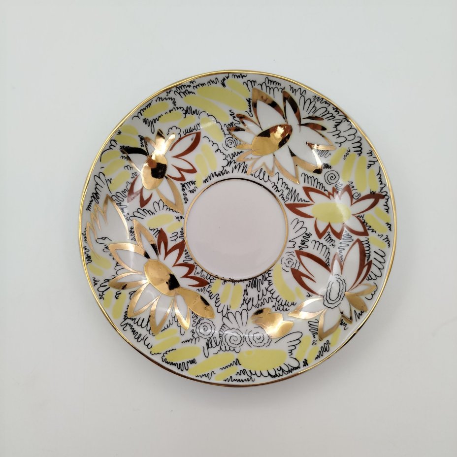 Пара чайная "Золотые ромашки", автор росписи Л.И. Григорьева, форма "Тюльпан", фарфор, деколь, золочение, Ленинградский фарфоровый завод (ЛФЗ), СССР, 1970-1986 гг.