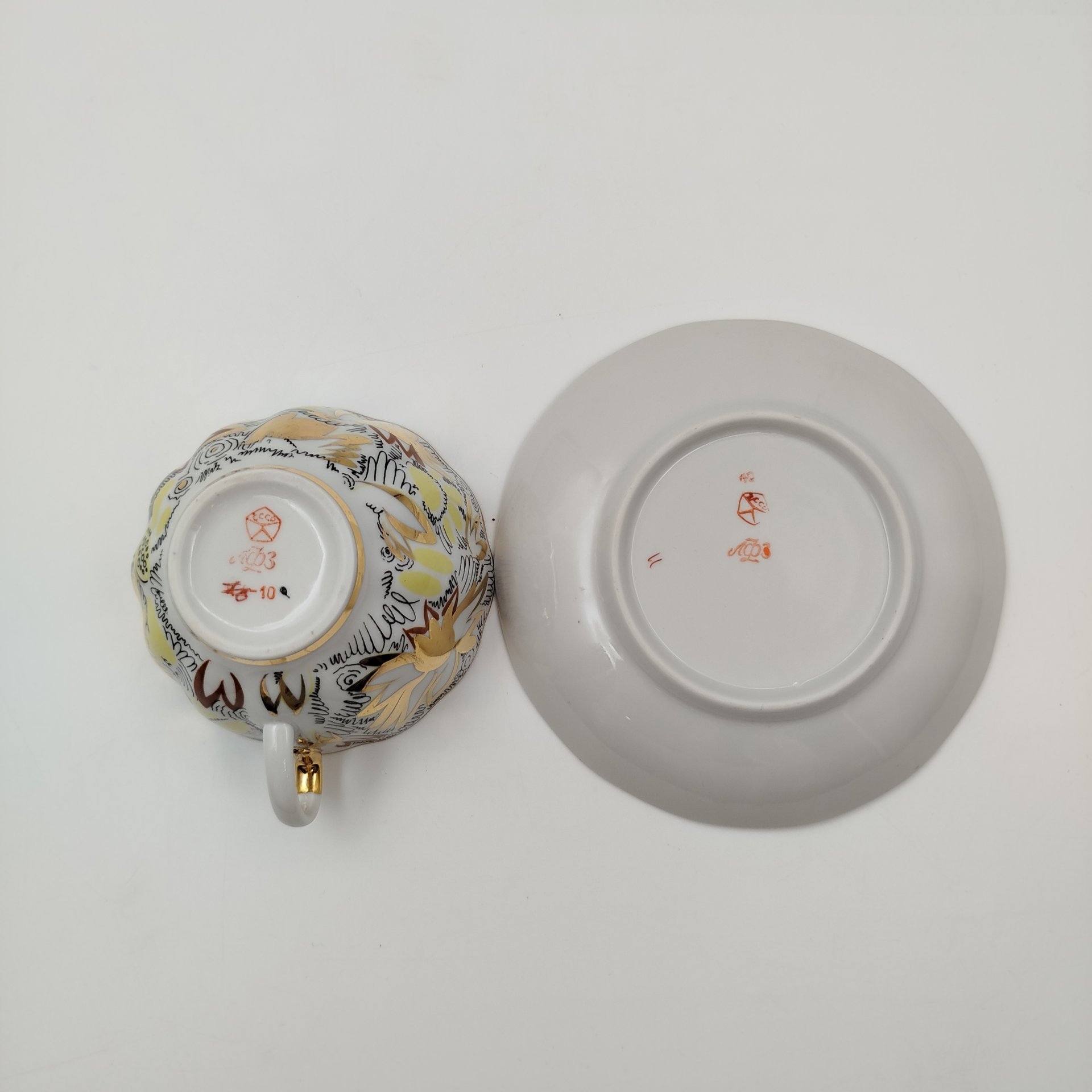 Пара чайная "Золотые ромашки", автор росписи Л.И. Григорьева, форма "Тюльпан", фарфор, деколь, золочение, Ленинградский фарфоровый завод (ЛФЗ), СССР, 1970-1986 гг.