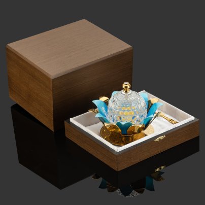 Медовница "Бутон" с голубыми лепестками и фианитом в подарочной коробке, латунь, хрусталь, золочение, эмаль, фианит, Златоуст, Российская Федерация, 2025 г.