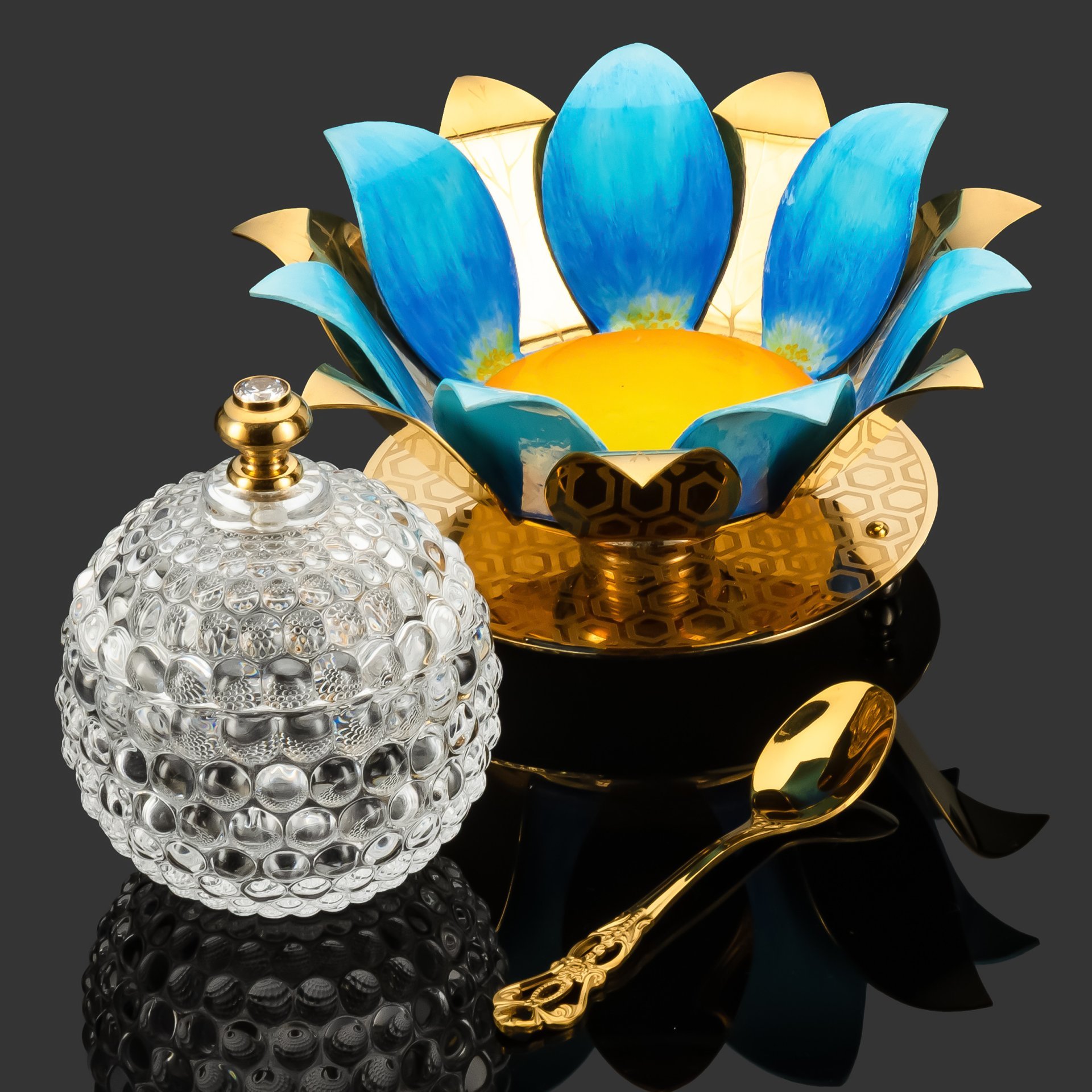 Медовница "Бутон" с голубыми лепестками и фианитом в подарочной коробке, латунь, хрусталь, золочение, эмаль, фианит, Златоуст, Российская Федерация, 2025 г.