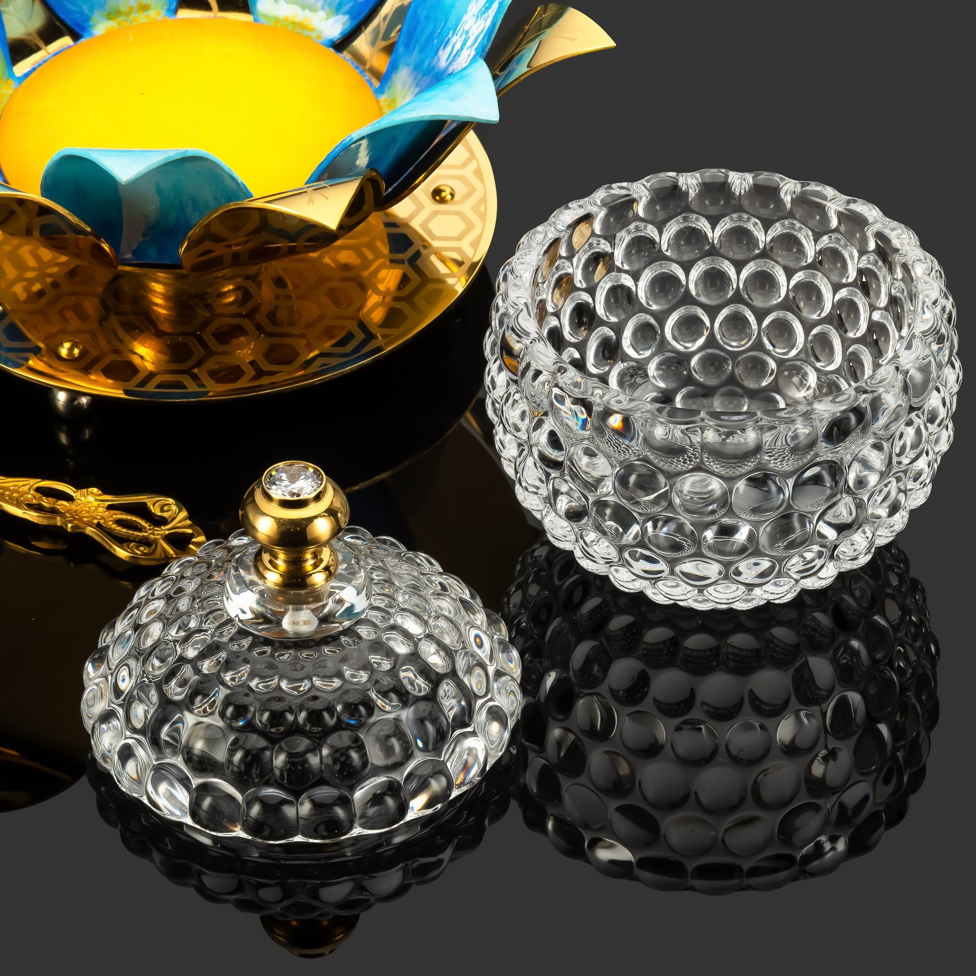 Медовница "Бутон" с голубыми лепестками и фианитом в подарочной коробке, латунь, хрусталь, золочение, эмаль, фианит, Златоуст, Российская Федерация, 2025 г.