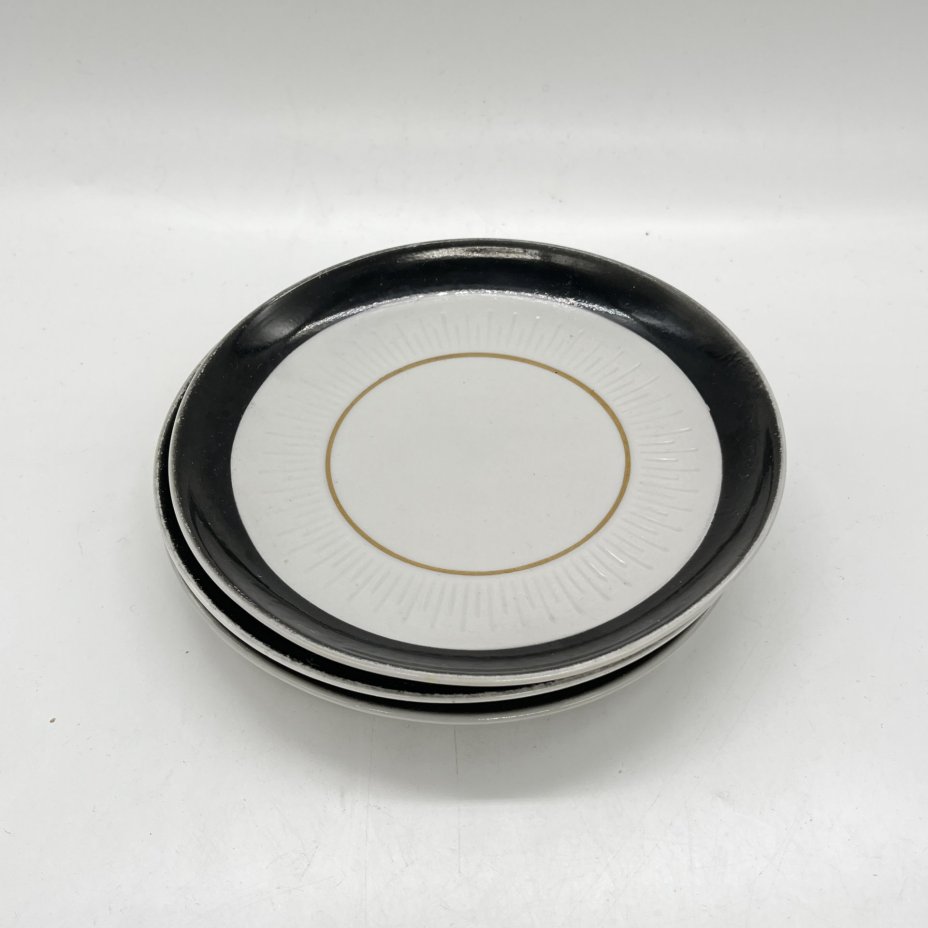 Набор из 3 блюдец с декором в виде черной каймы, фарфор, крытье, золочение, Рижский фарфорово-фаянсовый завод, СССР, 1970-1980 гг.