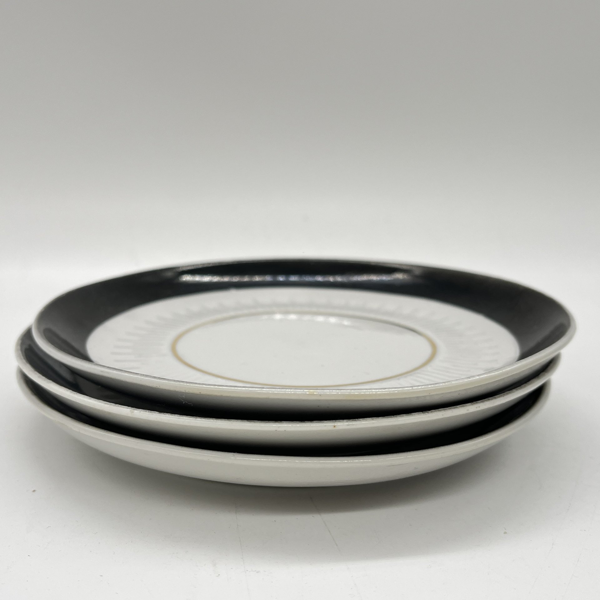 Набор из 3 блюдец с декором в виде черной каймы, фарфор, крытье, золочение, Рижский фарфорово-фаянсовый завод, СССР, 1970-1980 гг.