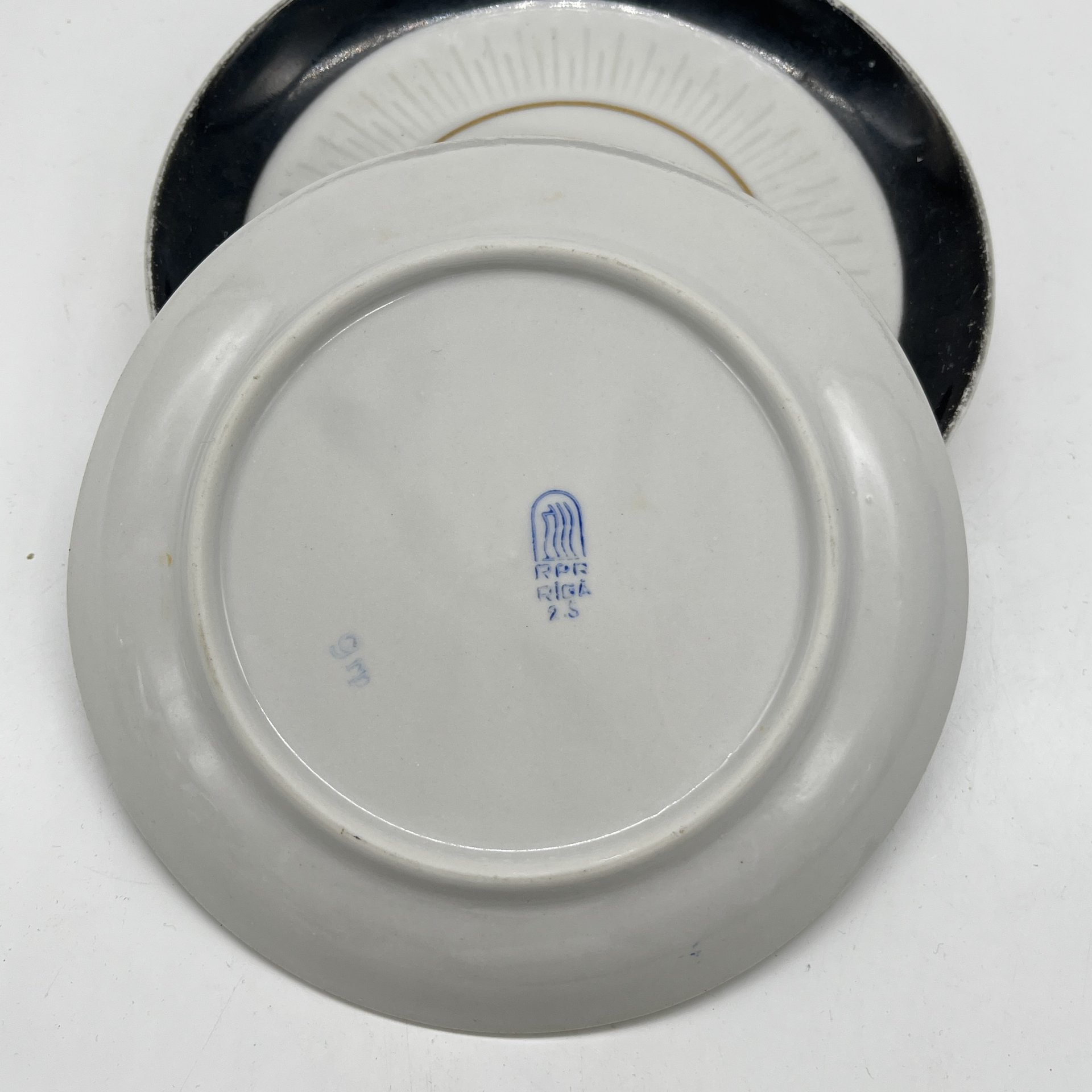 Набор из 3 блюдец с декором в виде черной каймы, фарфор, крытье, золочение, Рижский фарфорово-фаянсовый завод, СССР, 1970-1980 гг.