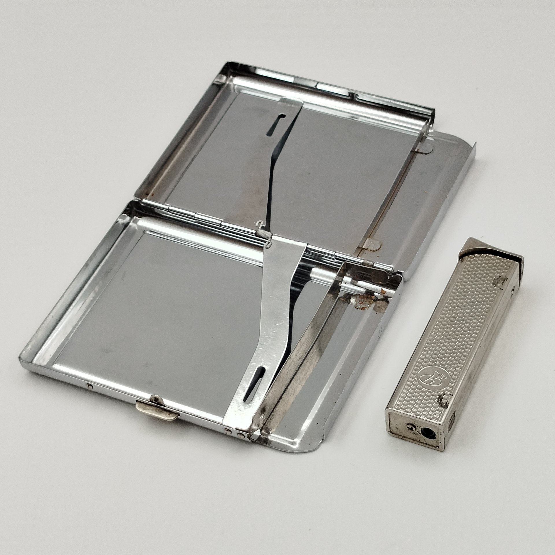 Портсигар, с встроенной зажигалкой