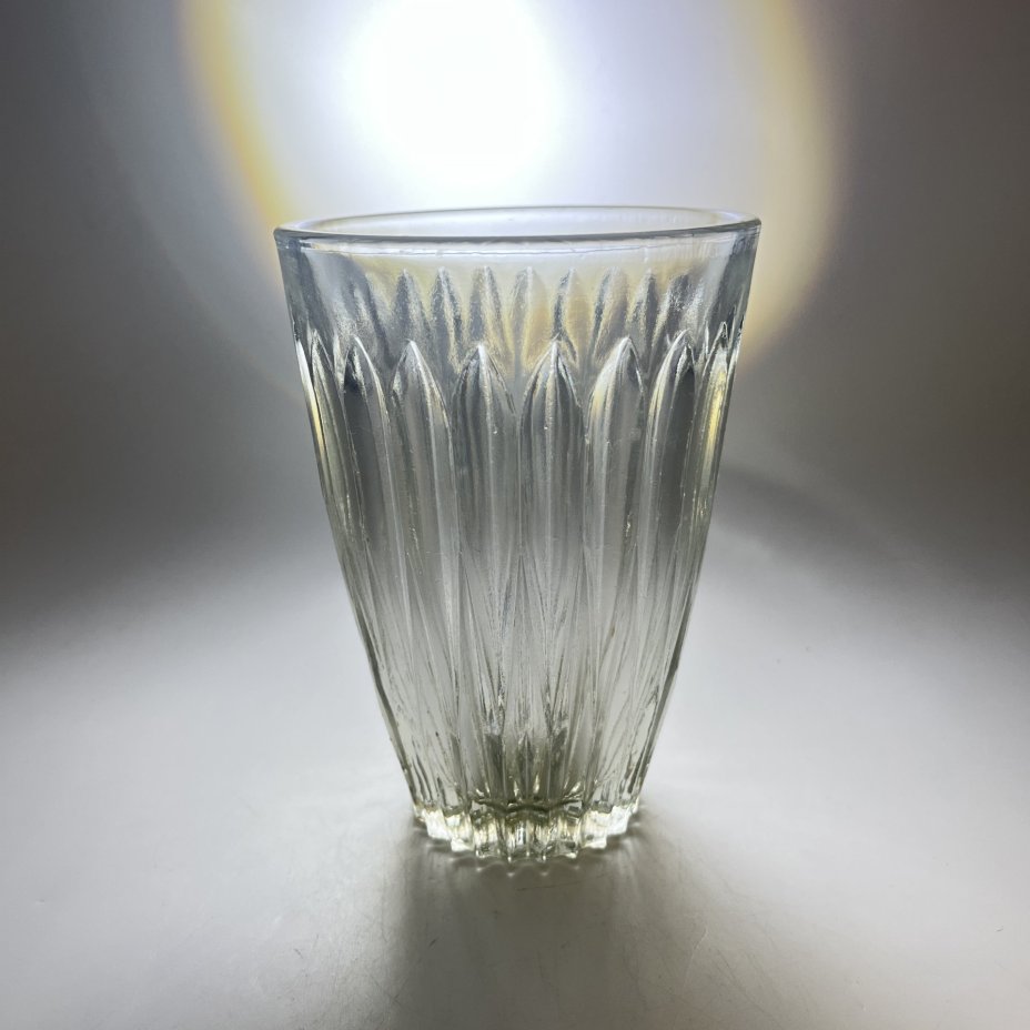 Ваза для цветочного букета с геометрическим декором