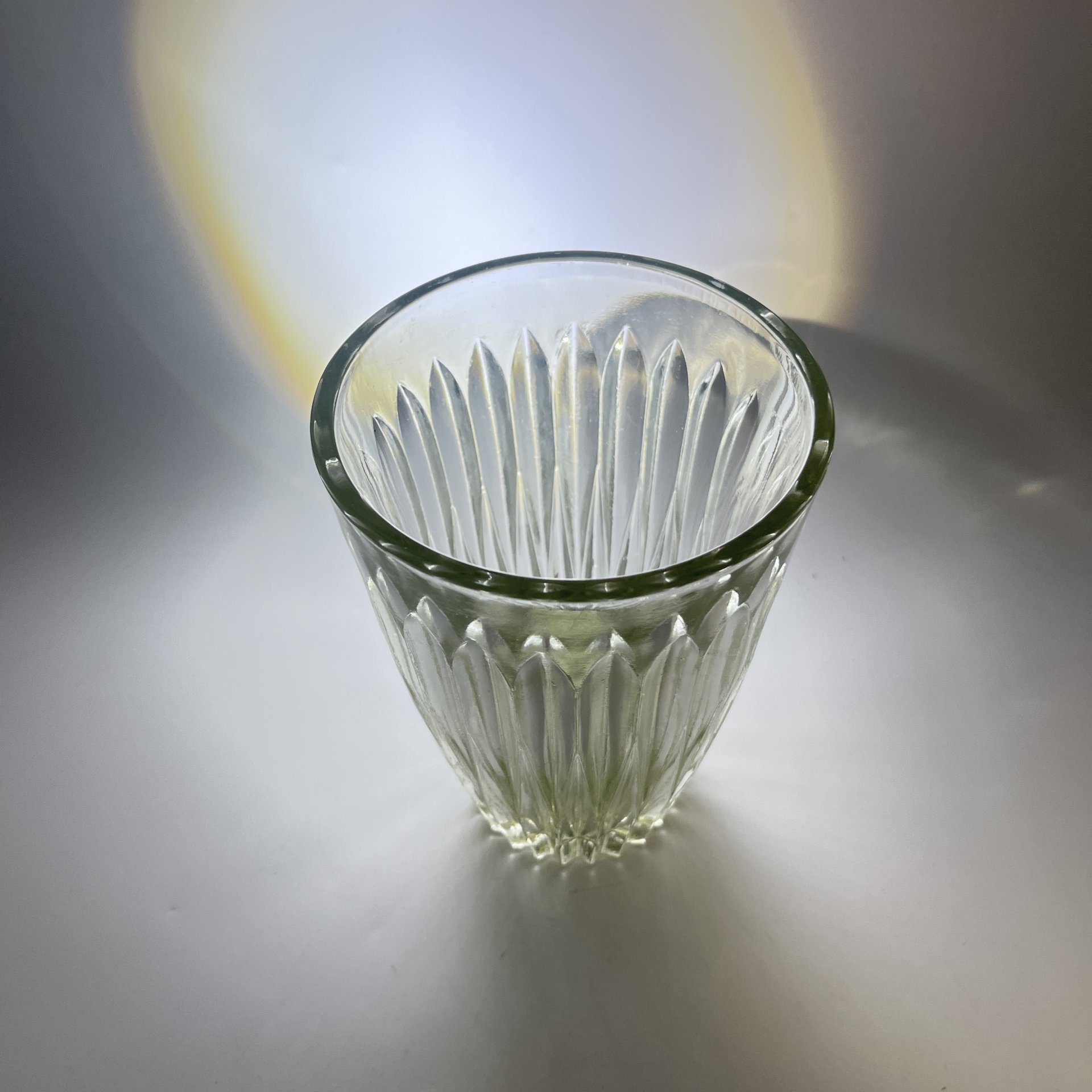 Ваза для цветочного букета с геометрическим декором