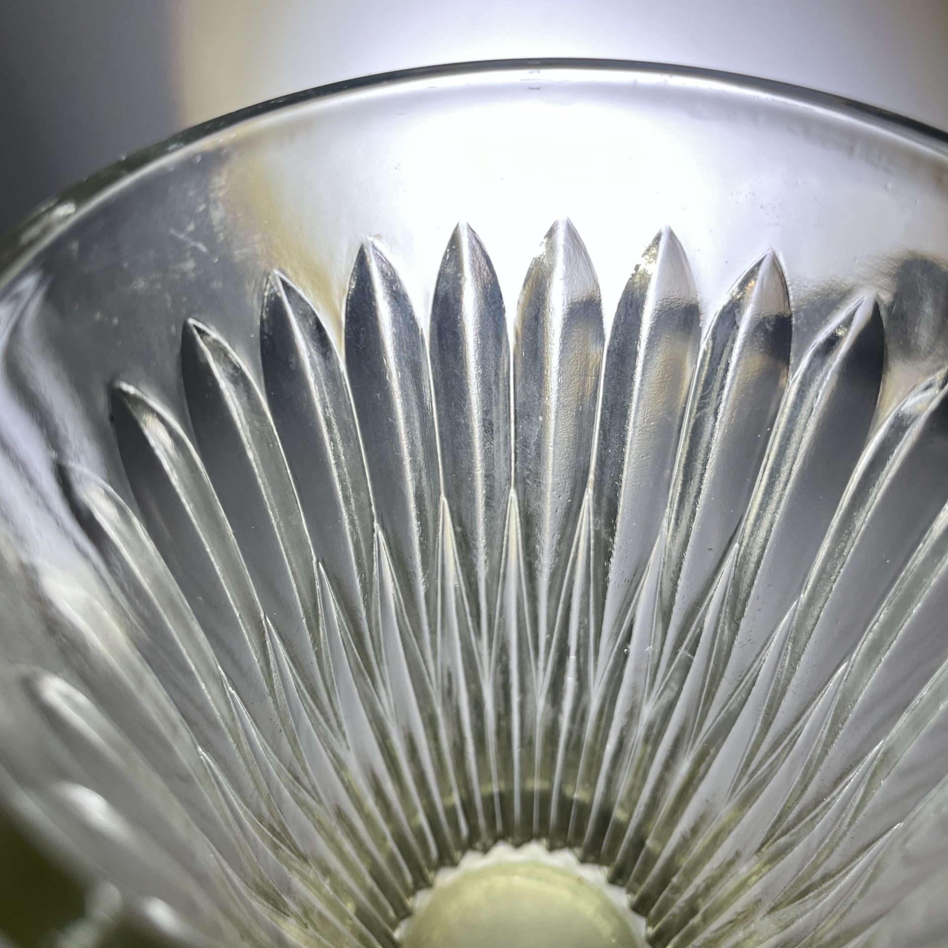 Ваза для цветочного букета с геометрическим декором