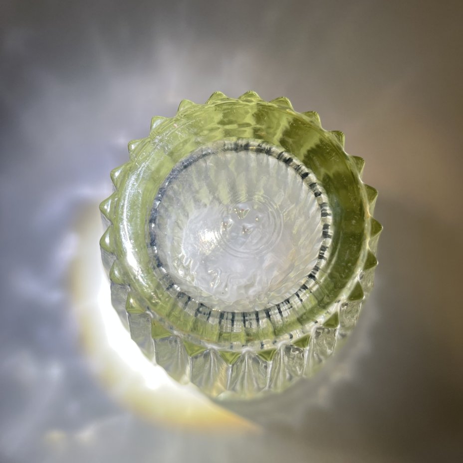 Ваза для цветочного букета с геометрическим декором