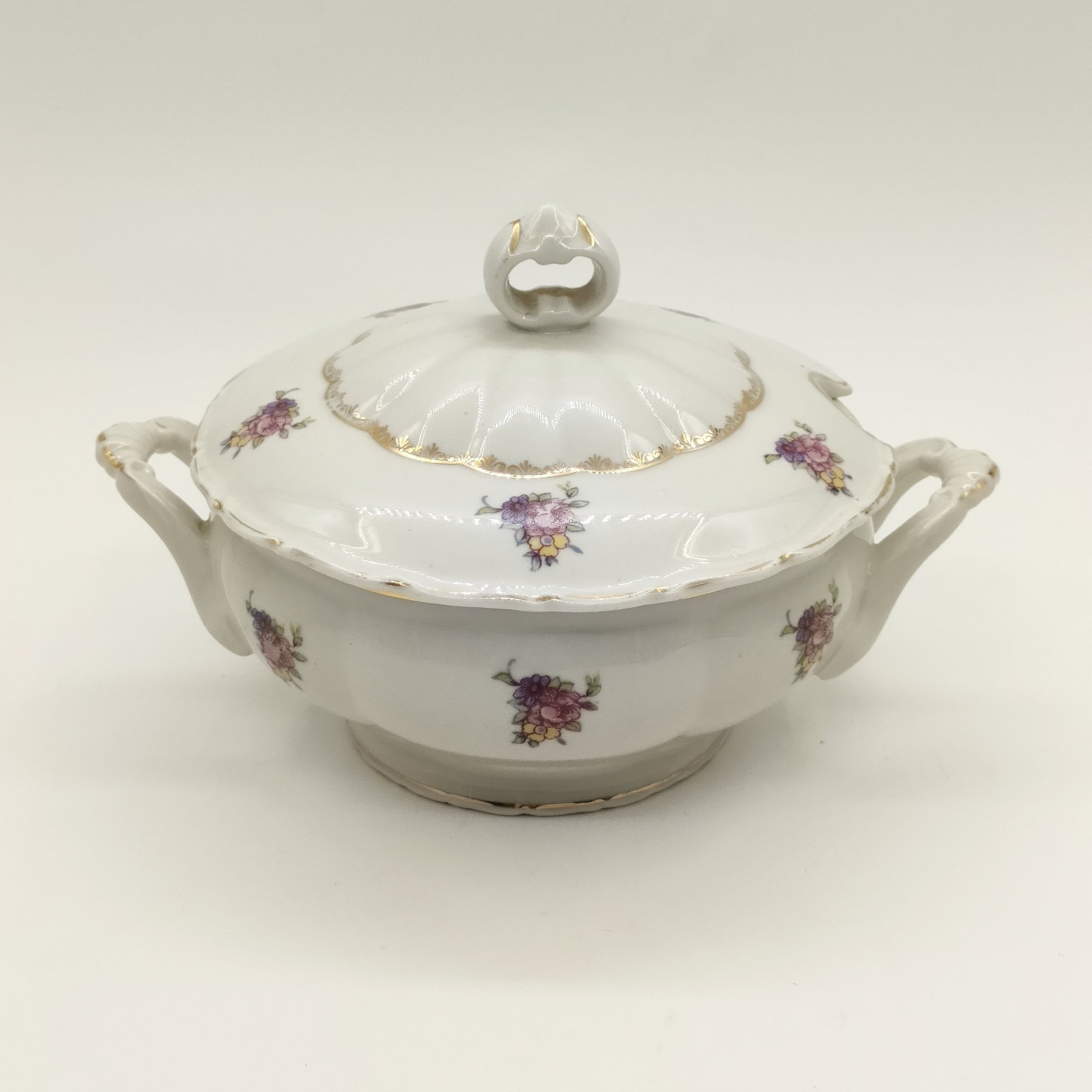 Супница (террина), украшенная цветочным декором, фарфор, деколь, золочение, Коростенский фарфоровый завод (КФЗ), СССР, 1957-1960 гг.