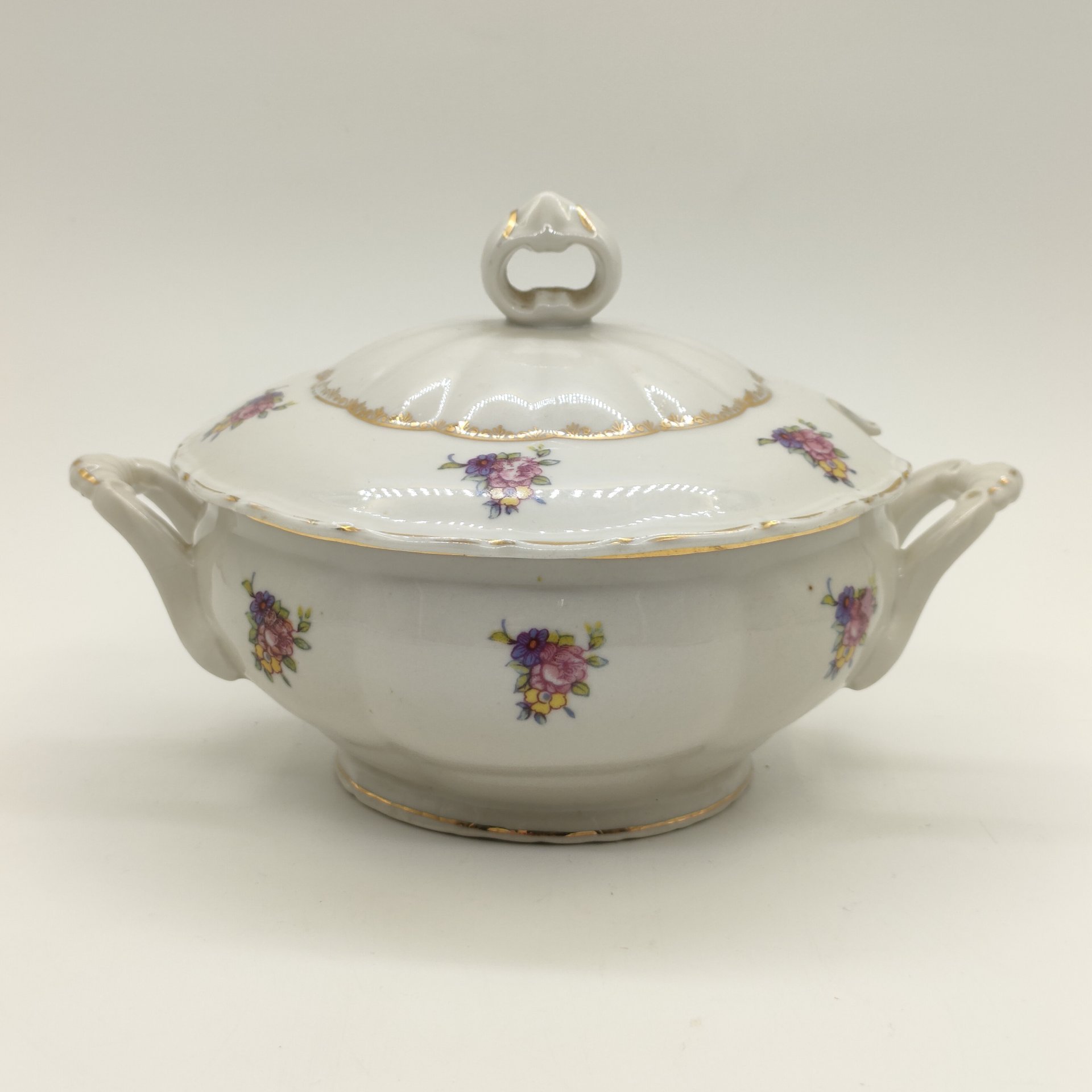 Супница (террина), украшенная цветочным декором, фарфор, деколь, золочение, Коростенский фарфоровый завод (КФЗ), СССР, 1957-1960 гг.