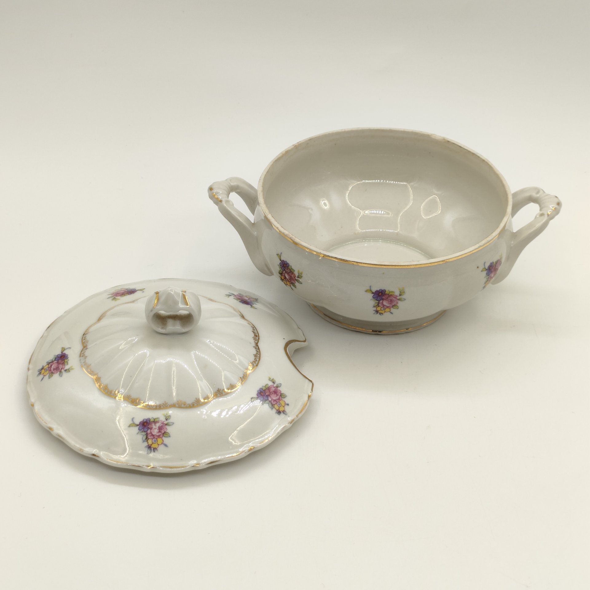 Супница (террина), украшенная цветочным декором, фарфор, деколь, золочение, Коростенский фарфоровый завод (КФЗ), СССР, 1957-1960 гг.