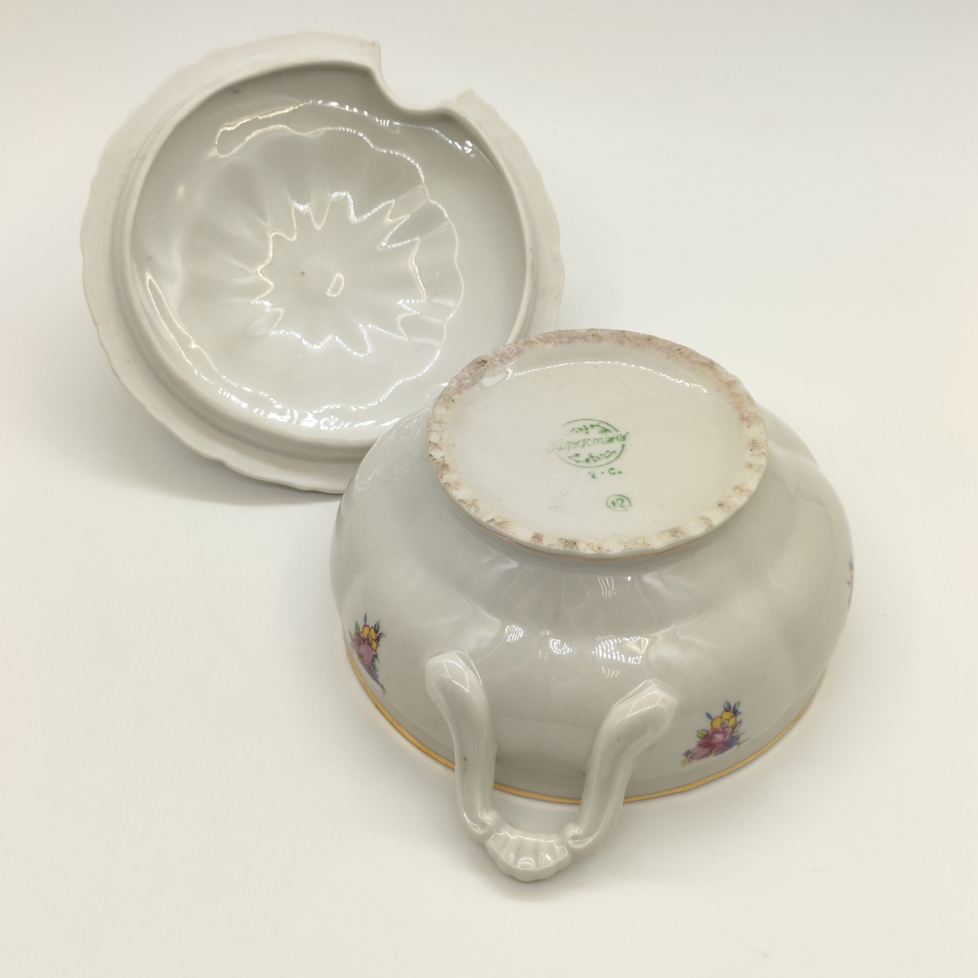 Супница (террина), украшенная цветочным декором, фарфор, деколь, золочение, Коростенский фарфоровый завод (КФЗ), СССР, 1957-1960 гг.