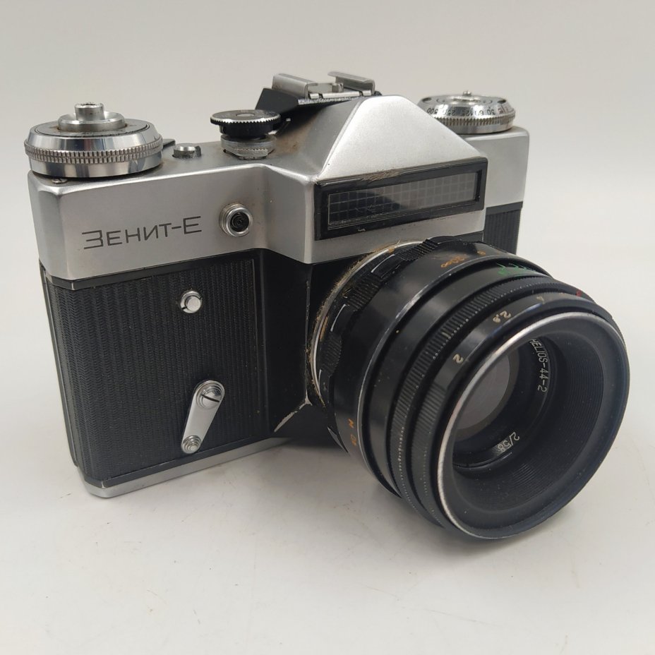 Фотоаппарат "Зенит-Е" с объективом "Гелиос-44-2" в оригинальном кофре, металл, стекло, пластик, кожа, Белорусское оптико-механическое объединение (БелОМО), СССР, 1975 г.