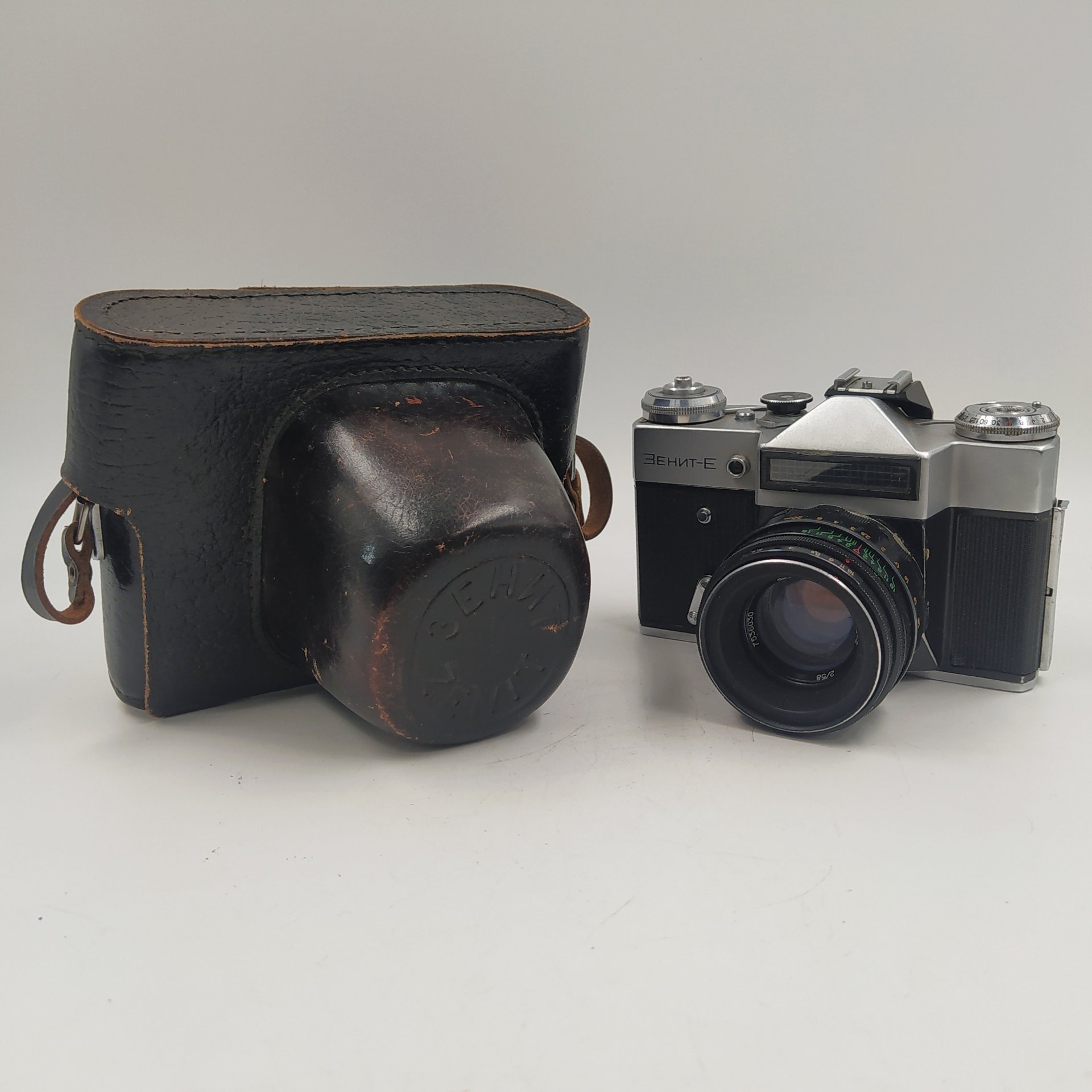Фотоаппарат "Зенит-Е" с объективом "Гелиос-44-2" в оригинальном кофре, металл, стекло, пластик, кожа, Белорусское оптико-механическое объединение (БелОМО), СССР, 1975 г.