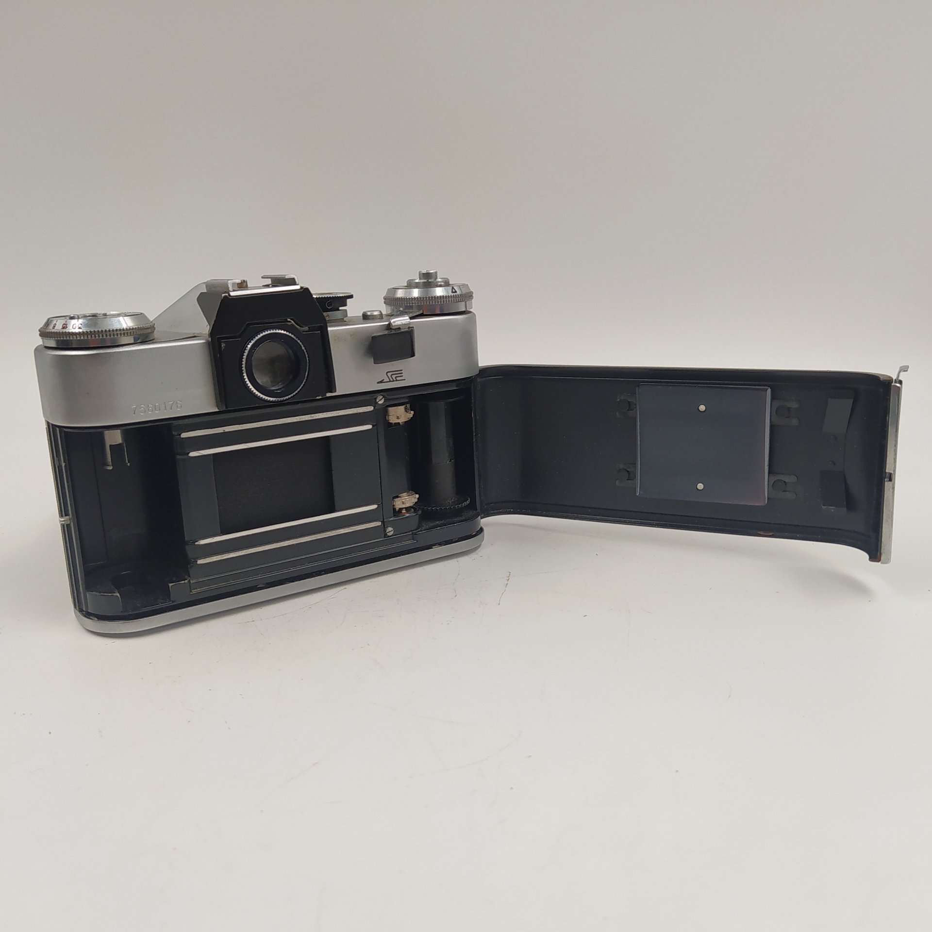Фотоаппарат "Зенит-Е" с объективом "Гелиос-44-2" в оригинальном кофре, металл, стекло, пластик, кожа, Белорусское оптико-механическое объединение (БелОМО), СССР, 1975 г.