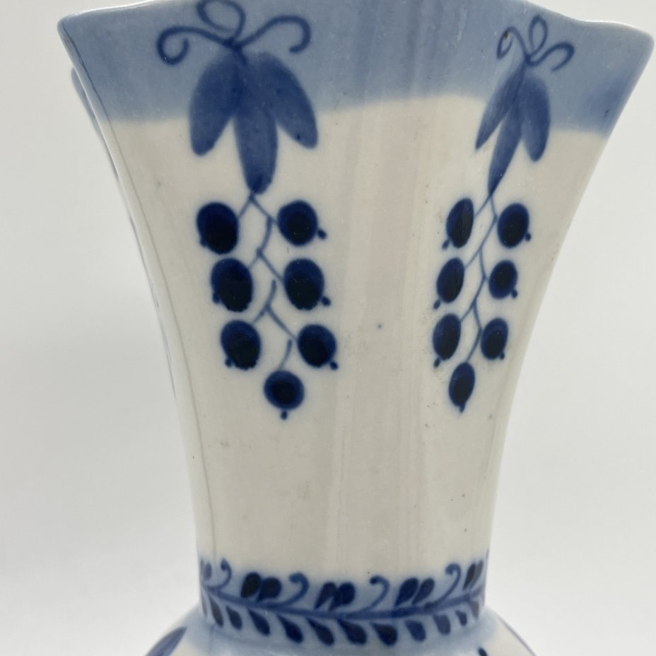 Вазочка с цветочным расписным декором, Гжель