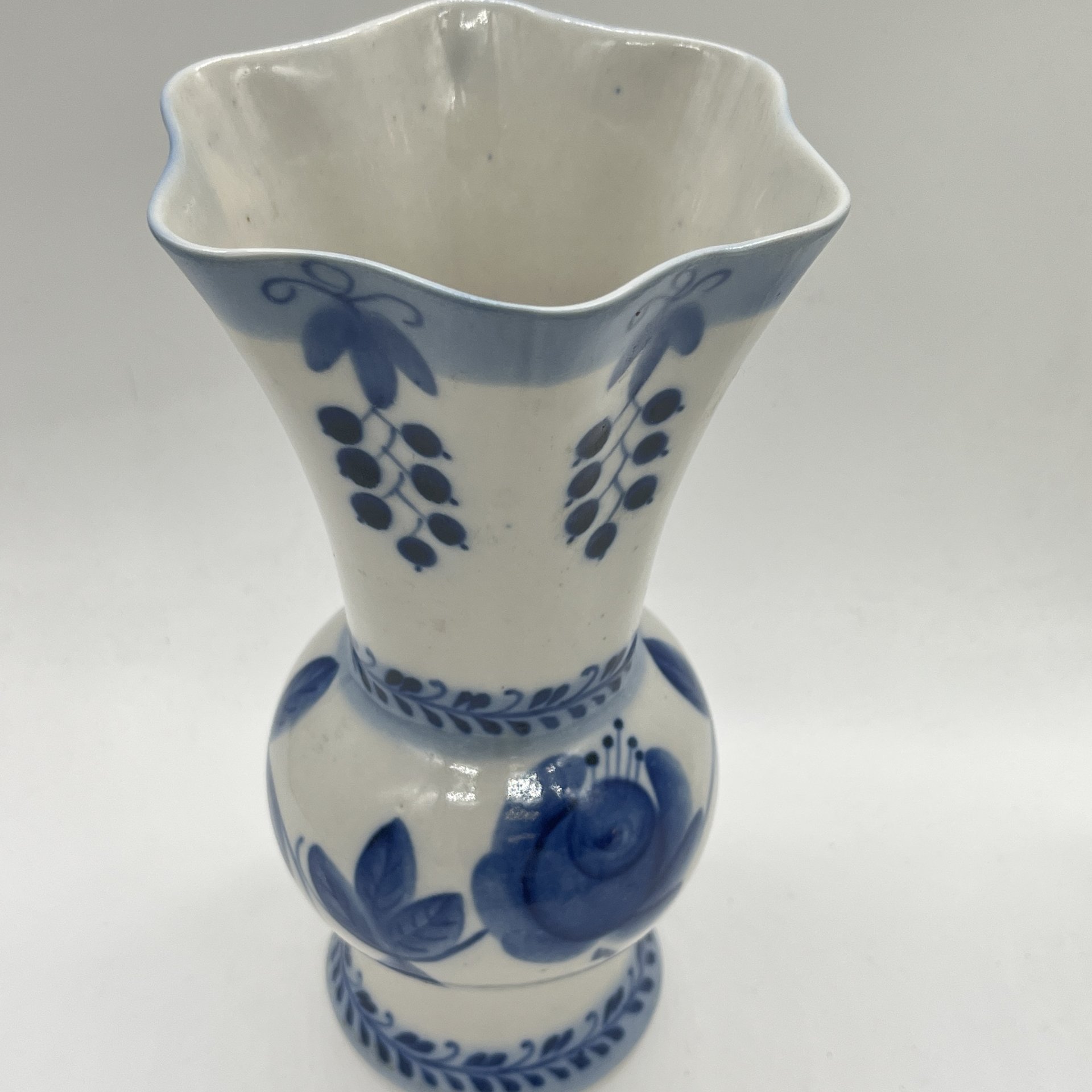 Вазочка с цветочным расписным декором, Гжель, фарфор, роспись, СССР, 1970-1990 гг.