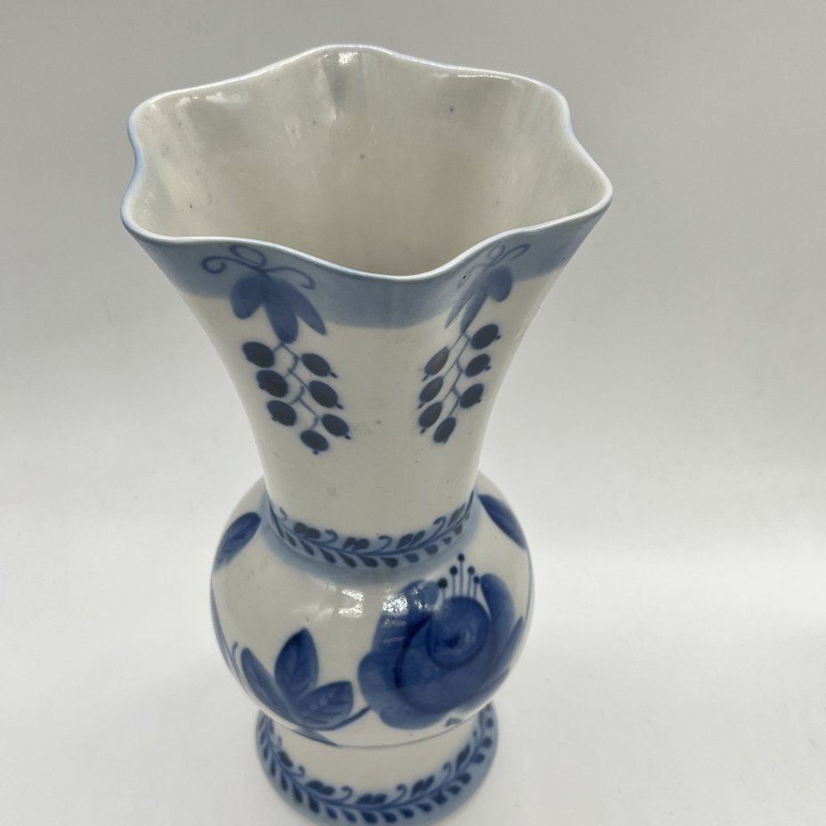 Вазочка с цветочным расписным декором, Гжель