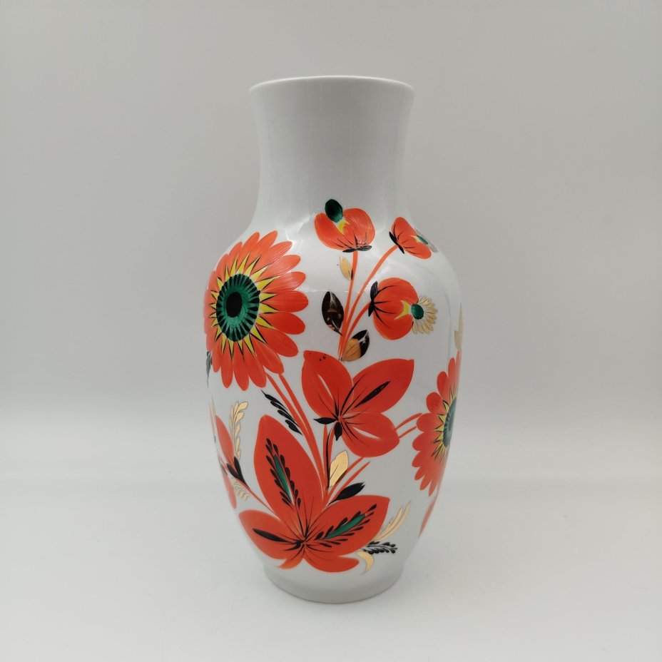 Ваза «Цветы шиповника», автор М.К. Тимченко, фарфор, роспись, золочение, Киевский экспериментальный керамико-художественный завод (КЭКХЗ), 1962-1976 гг.