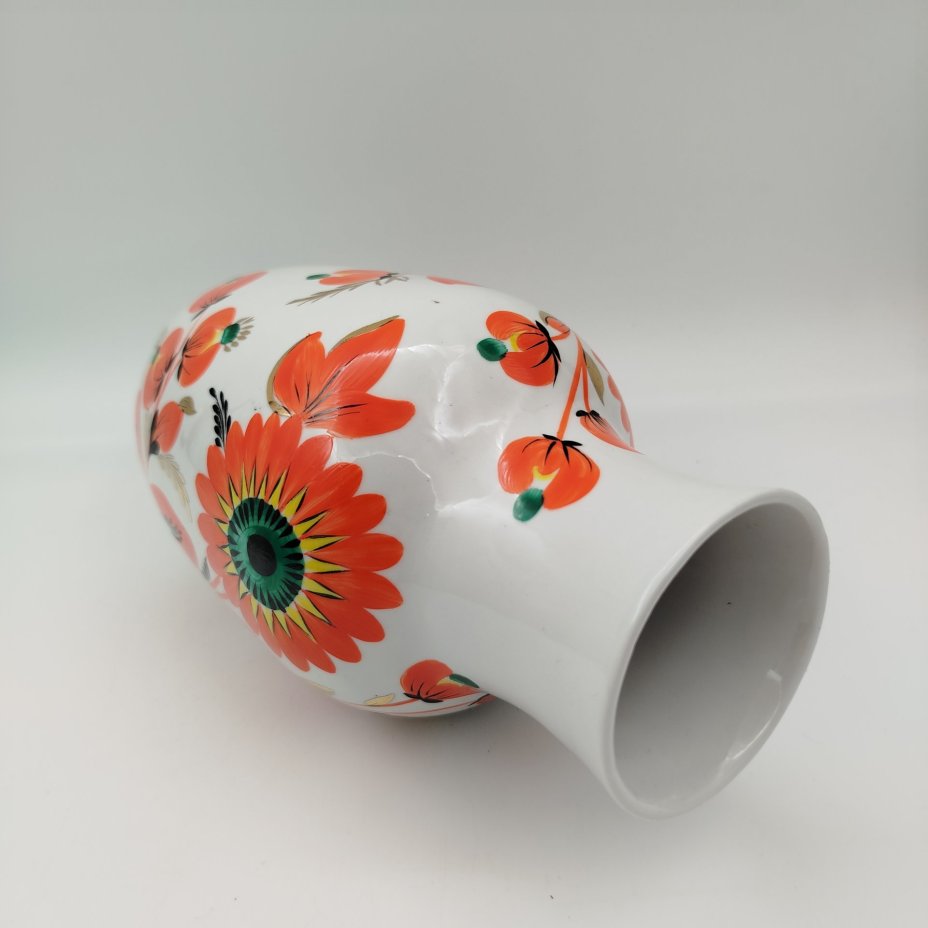 Ваза «Цветы шиповника», автор М.К. Тимченко, фарфор, роспись, золочение, Киевский экспериментальный керамико-художественный завод (КЭКХЗ), 1962-1976 гг.