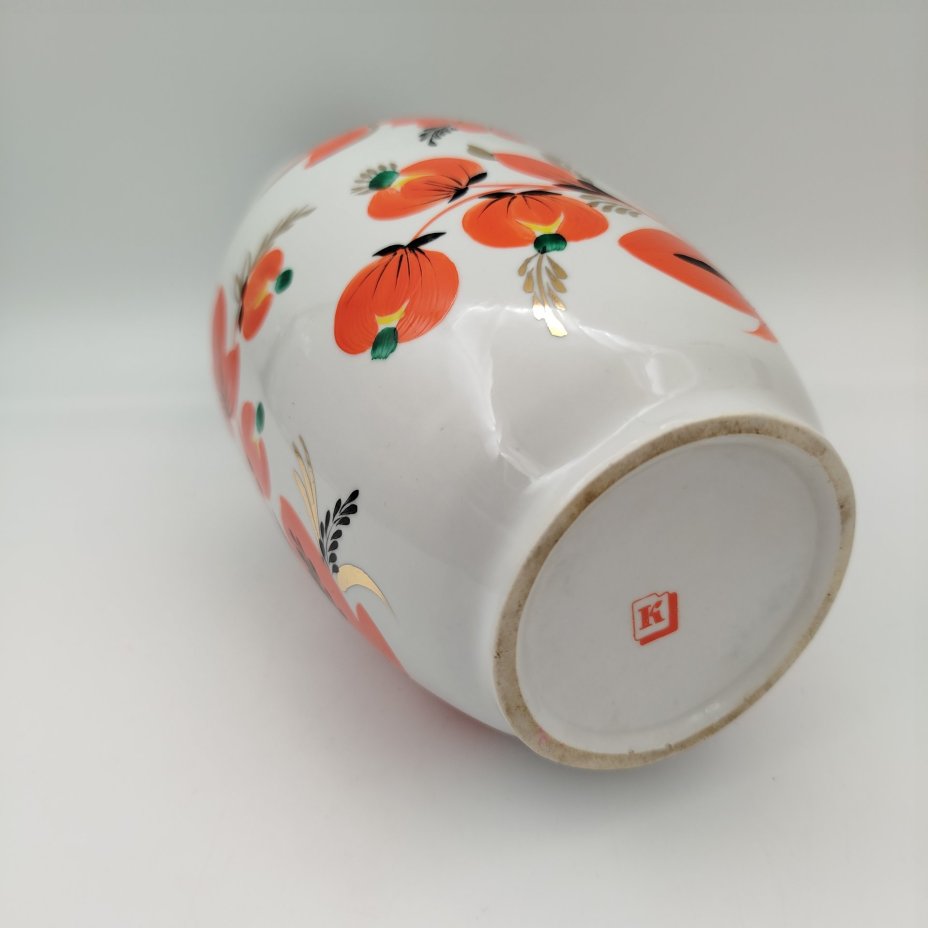 Ваза «Цветы шиповника», автор М.К. Тимченко, фарфор, роспись, золочение, Киевский экспериментальный керамико-художественный завод (КЭКХЗ), 1962-1976 гг.