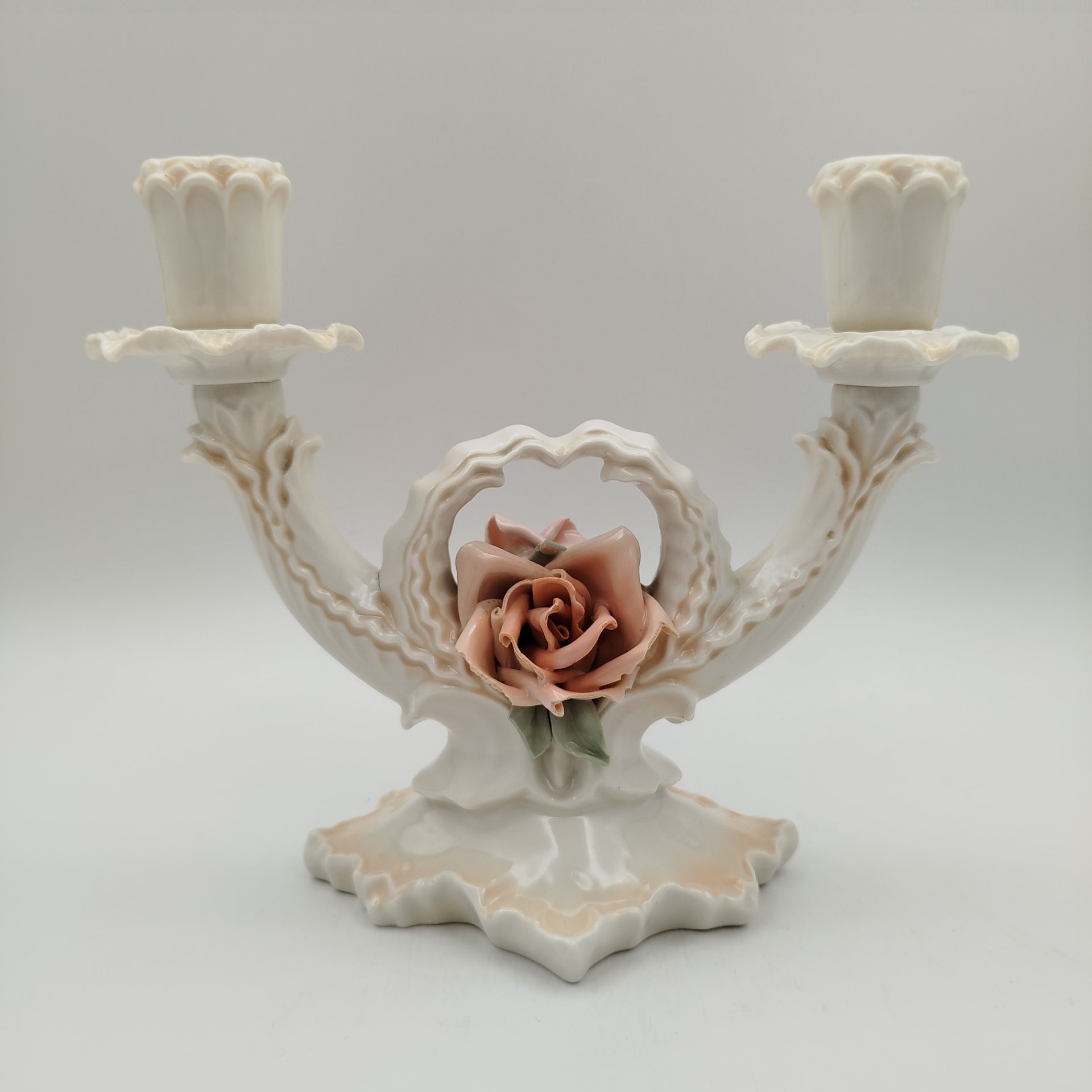 Подсвечник на две свечи, украшенный лепным декором в виде роз, фарфор, роспись, Karl Ens (Карл Энс), Германия, 1919-1945 гг., Karl Ens (Карл Энс)