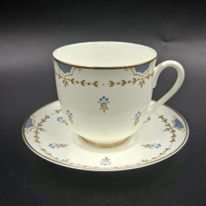 Пара кофейная с нежным растительным декором (автор формы "Ландыш" Э.М. Криммер), фарфор, деколь, золочение, Ленинградский фарфоровый завод (ЛФЗ), СССР, 1970-1992 гг.