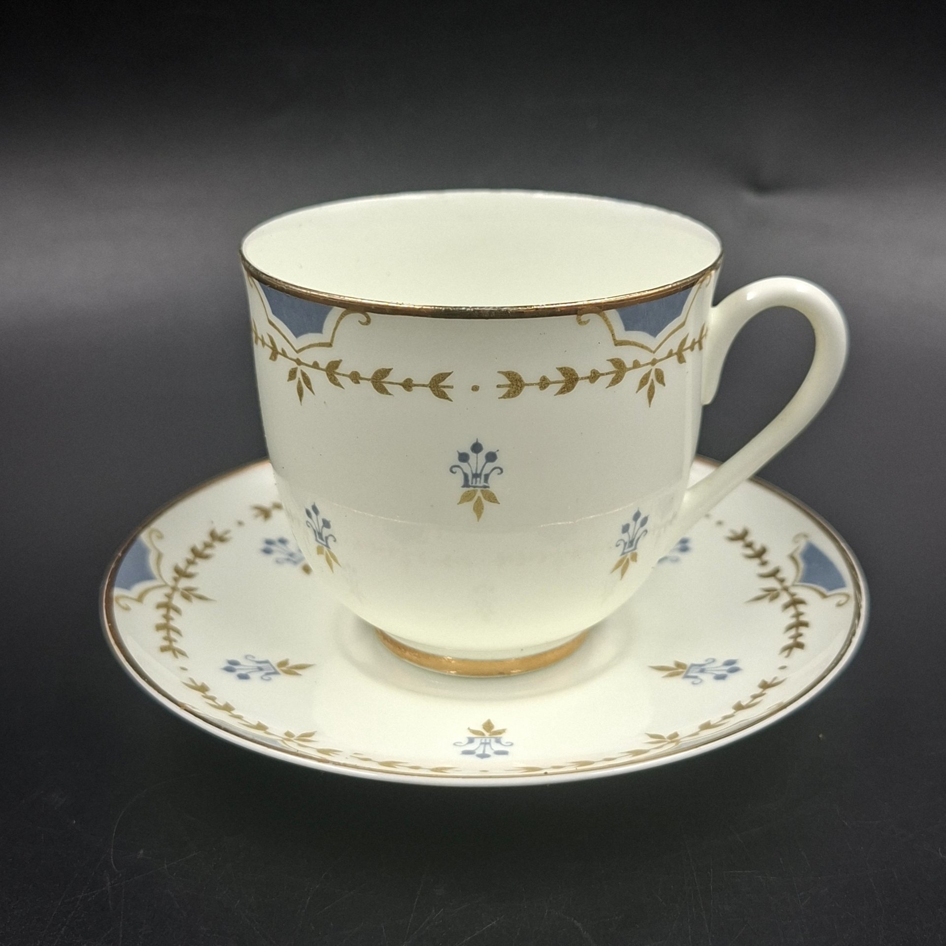 Пара кофейная с нежным растительным декором (автор формы "Ландыш" Э.М. Криммер), фарфор, деколь, золочение, Ленинградский фарфоровый завод (ЛФЗ), СССР, 1970-1992 гг.