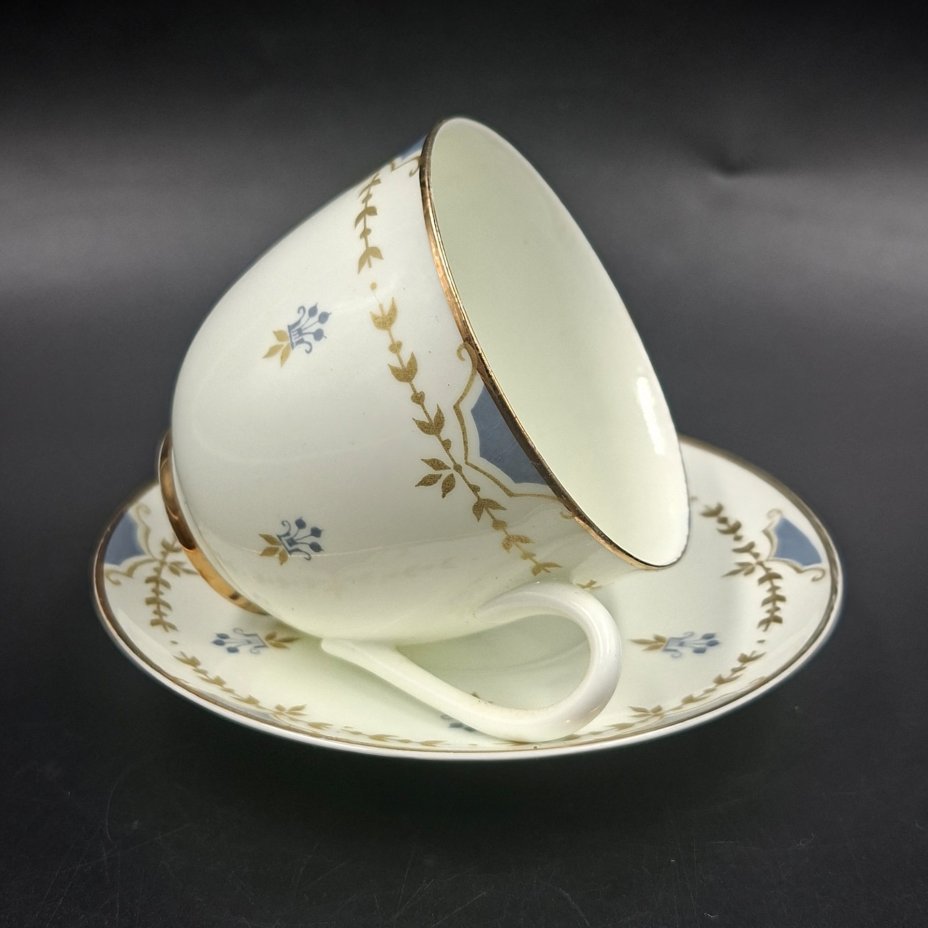 Пара кофейная с нежным растительным декором (автор формы "Ландыш" Э.М. Криммер), фарфор, деколь, золочение, Ленинградский фарфоровый завод (ЛФЗ), СССР, 1970-1992 гг.