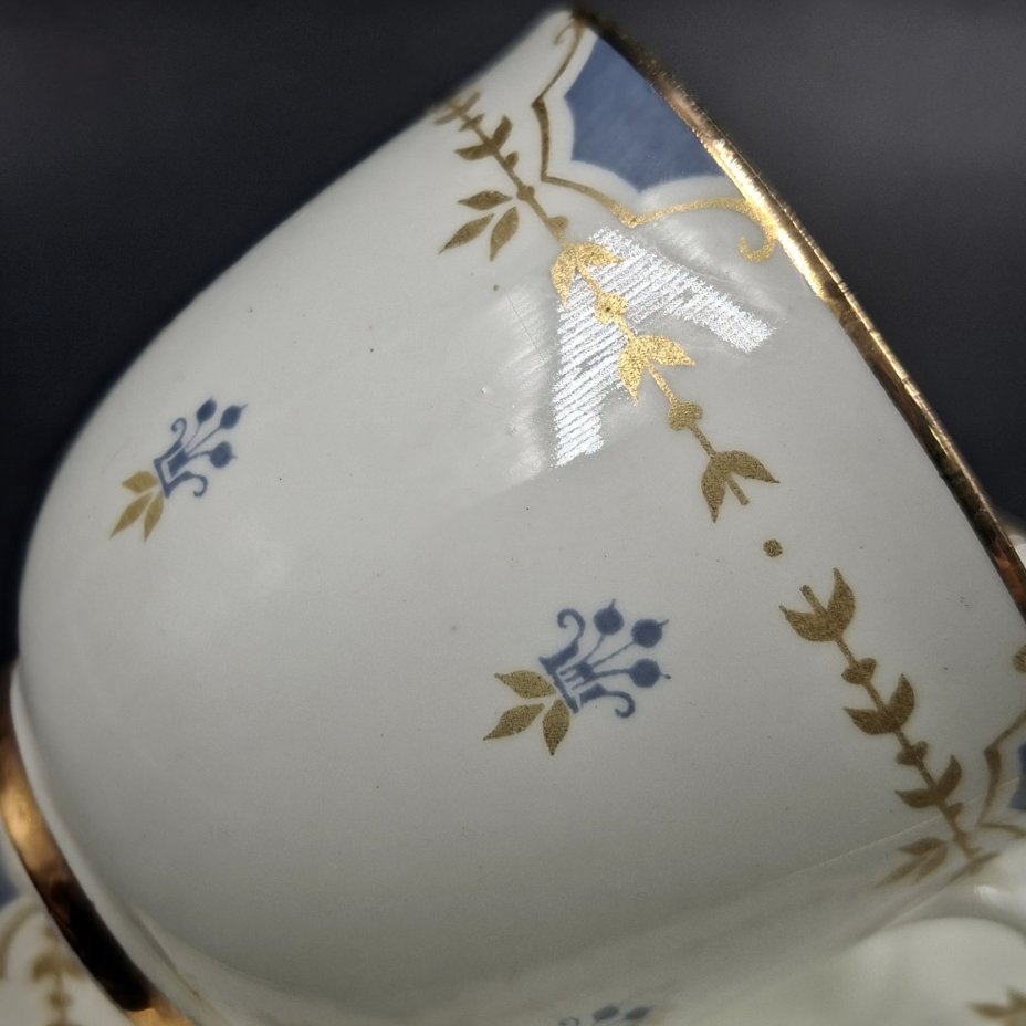 Пара кофейная с нежным растительным декором (автор формы "Ландыш" Э.М. Криммер), фарфор, деколь, золочение, Ленинградский фарфоровый завод (ЛФЗ), СССР, 1970-1992 гг.