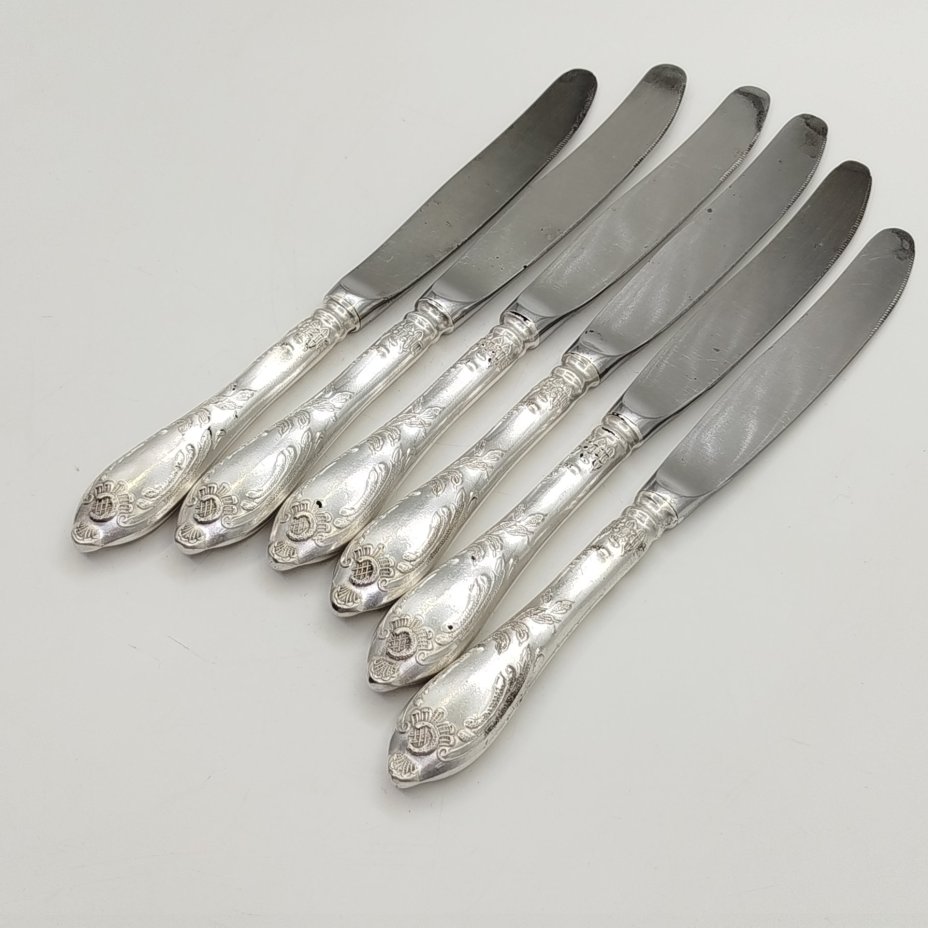 Набор из шести десертных ножей с растительным декором, мНЦ (медь-никель-цинк), сталь, Вольнянский завод столовых приборов им. Шевченко (ЗiШ, ЗиШ), СССР, 1960-1990 гг.