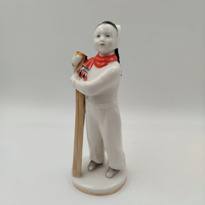 Статуэтка "Лыжница", скульптор Г.С. Столбова, автор росписи Е.Н. Лупанова