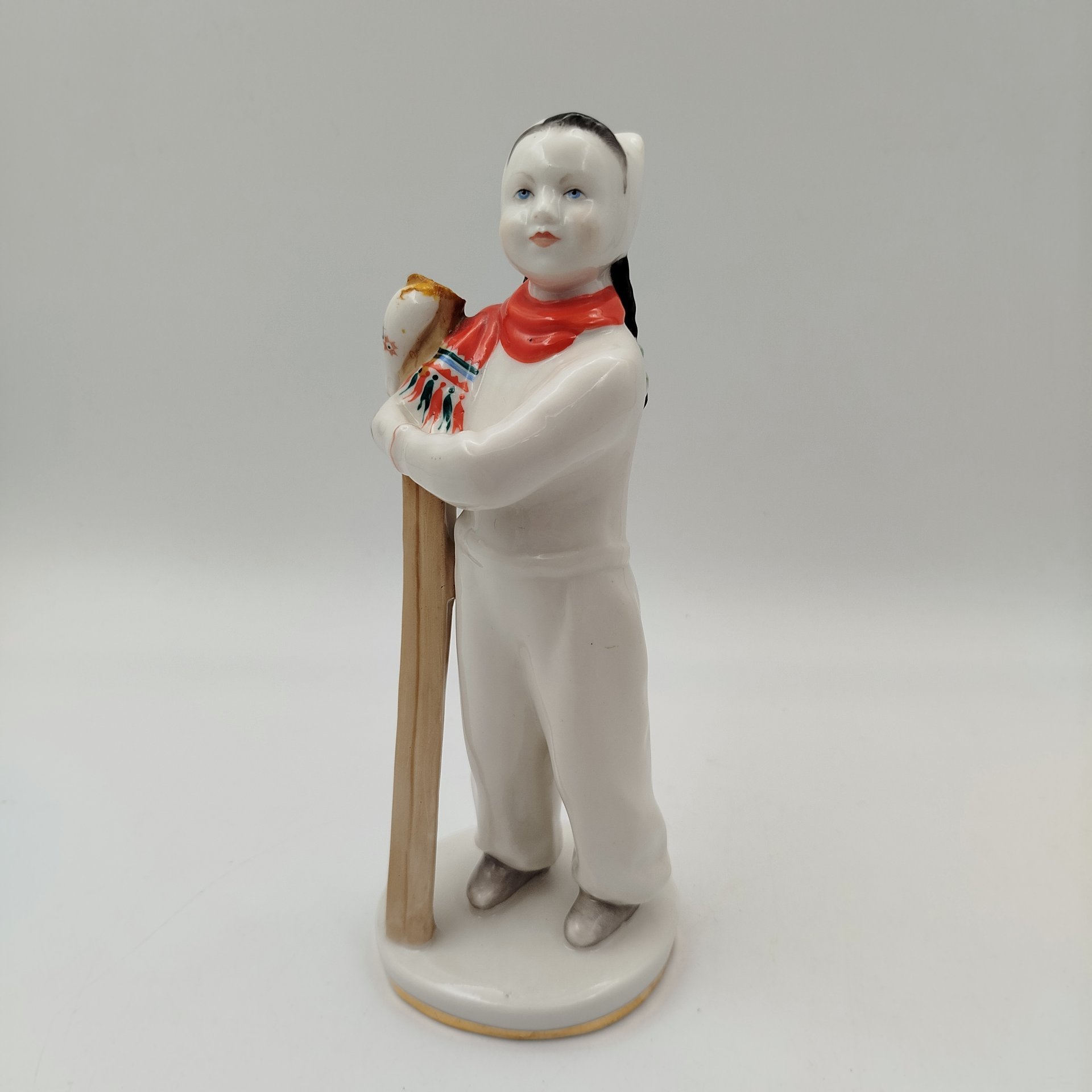 Статуэтка "Лыжница", скульптор Г.С. Столбова, автор росписи Е.Н. Лупанова